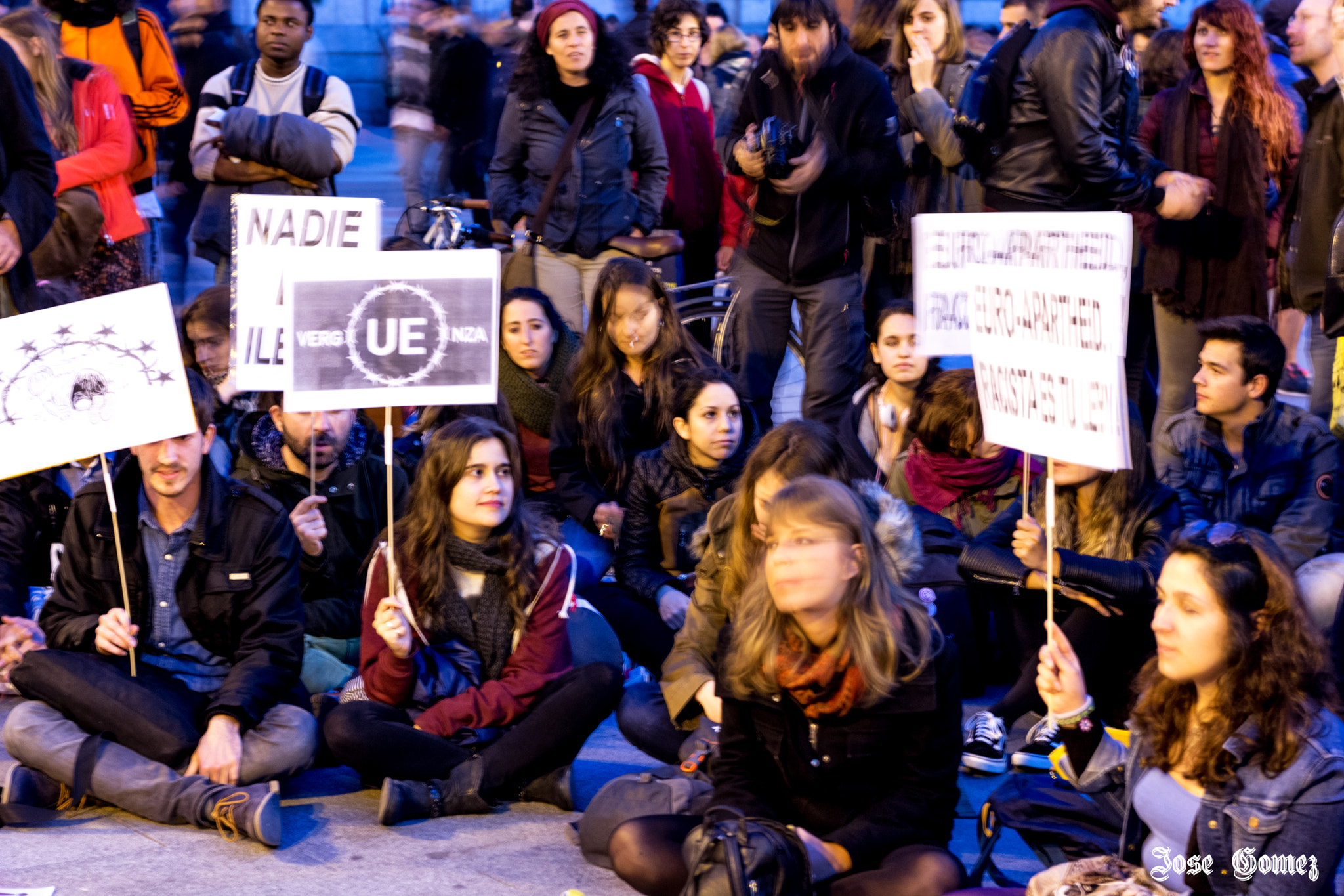 Nikon D7200 + Nikon AF Nikkor 50mm F1.4D sample photo. Manifestación por refugiados puerta del sol en madrid photography