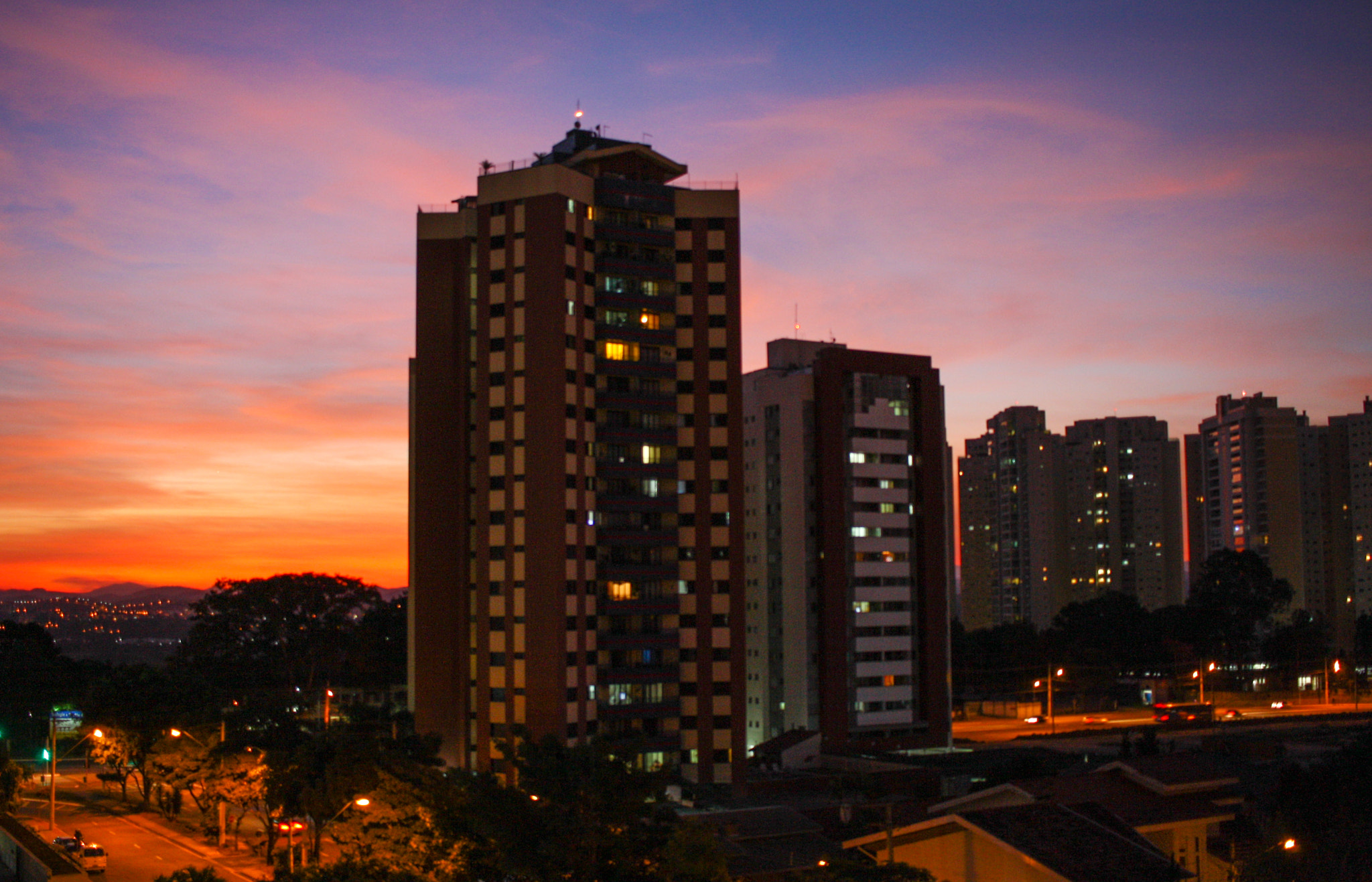 Canon EOS 1000D (EOS Digital Rebel XS / EOS Kiss F) sample photo. A noite chegando na minha janela photography