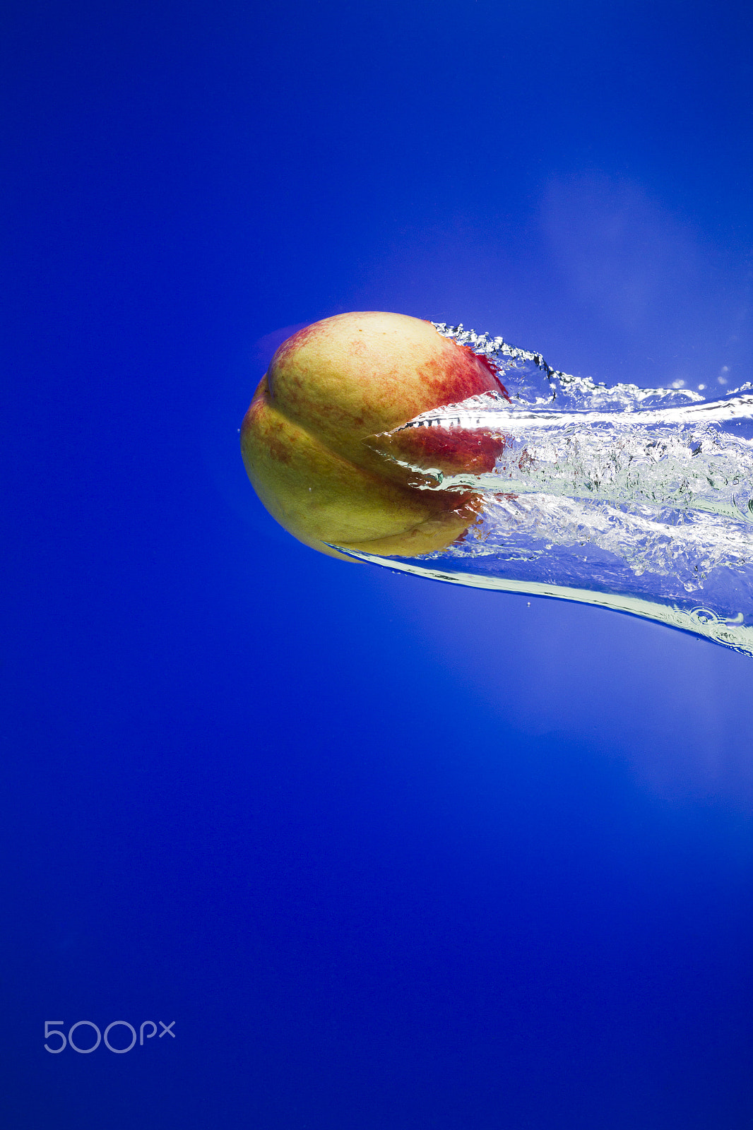 Canon EOS-1D Mark IV sample photo. Nectarines in water on a blue background photography