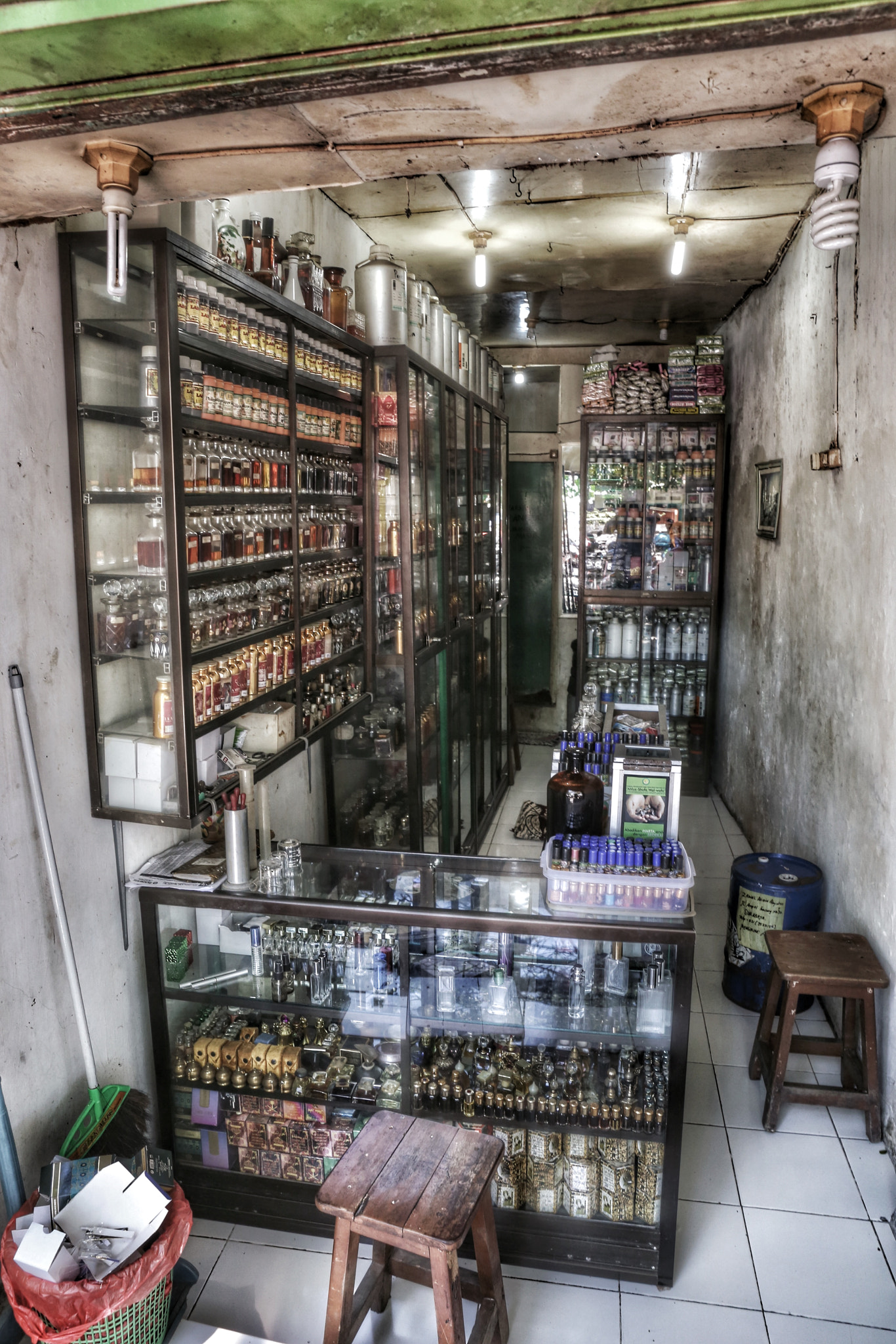 Canon EF 24-70mm F2.8L II USM sample photo. Traditional store photography