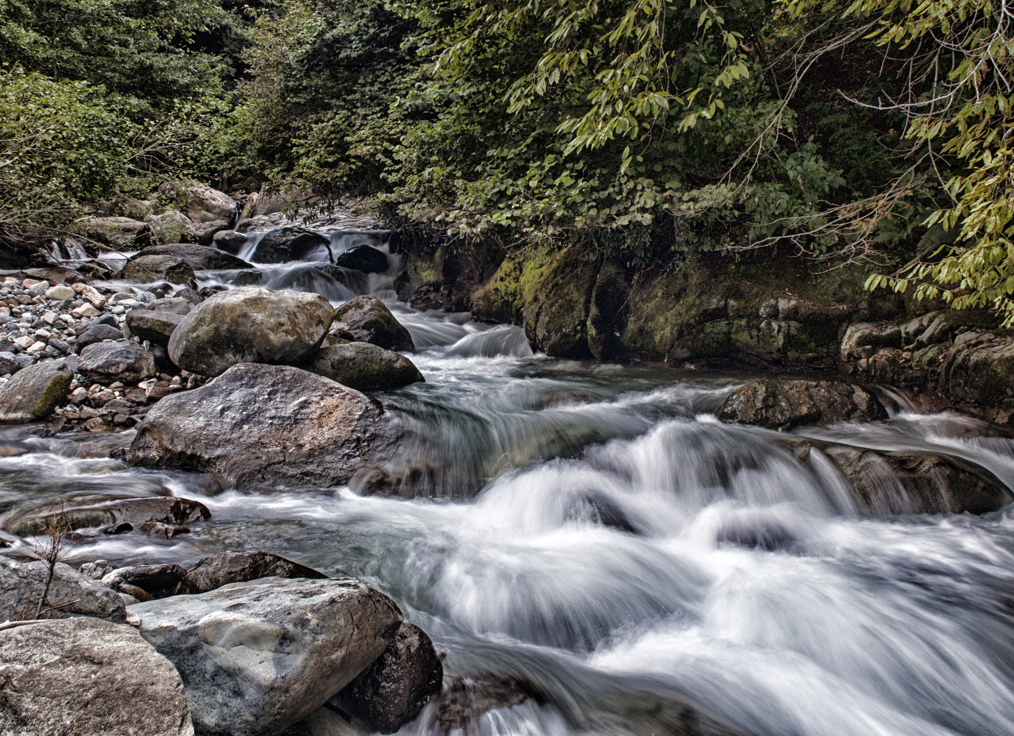 Olympus E-520 (EVOLT E-520) + Sigma 18-125mm F3.8-5.6 DC HSM sample photo. Falling water photography