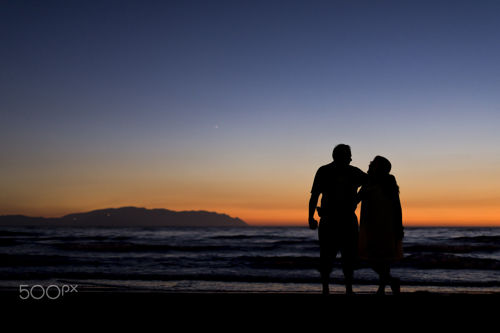 Nikon D610 + Sigma 50mm F1.4 EX DG HSM sample photo. Silhouette of a couple on the beach photography