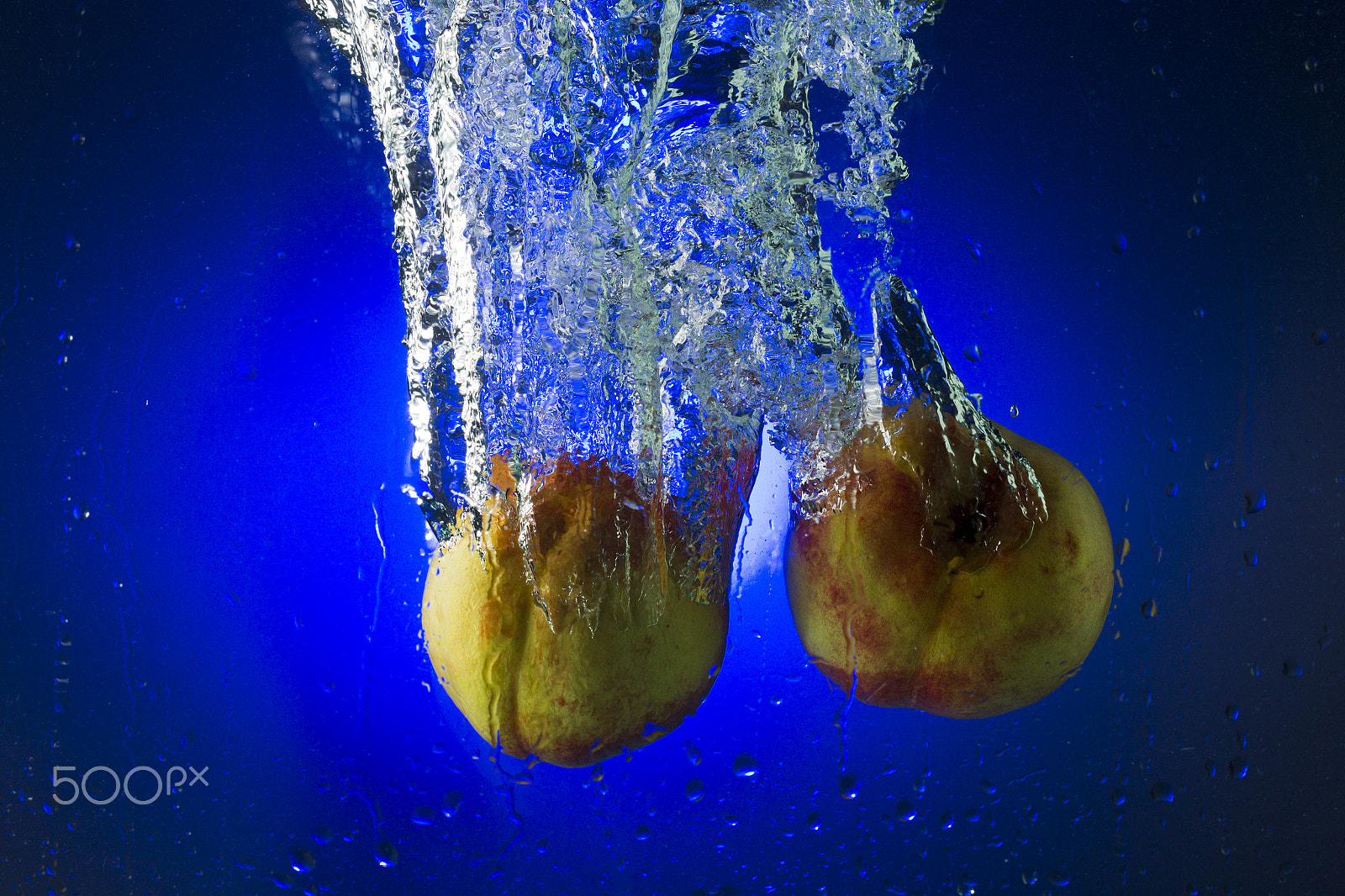 Canon EOS-1D Mark IV sample photo. Nectarines in water on a blue background photography