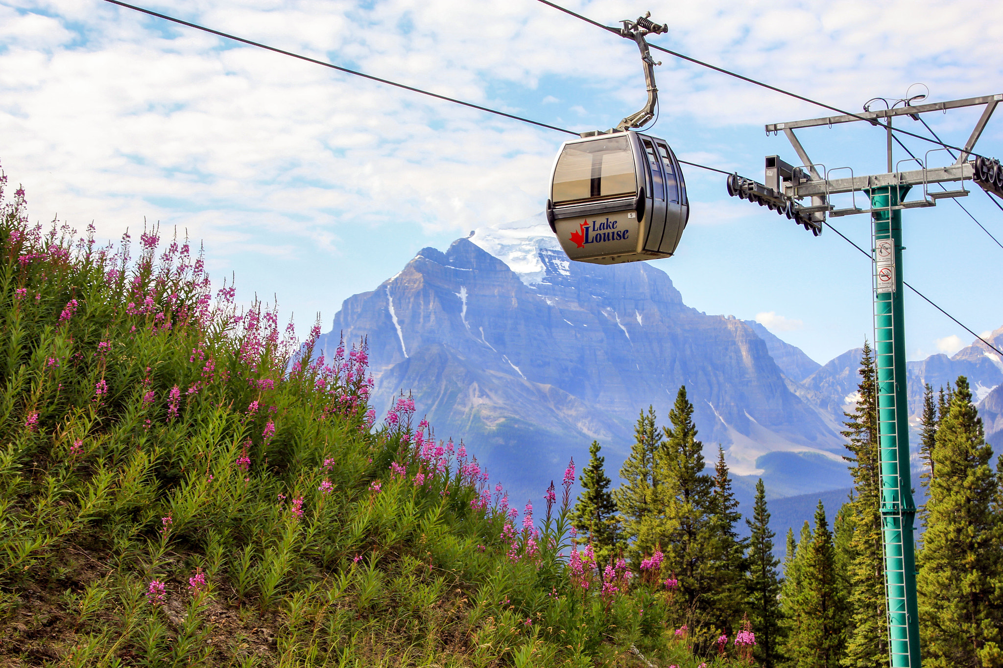 Canon EOS 550D (EOS Rebel T2i / EOS Kiss X4) sample photo. Lake louise ski resort photography