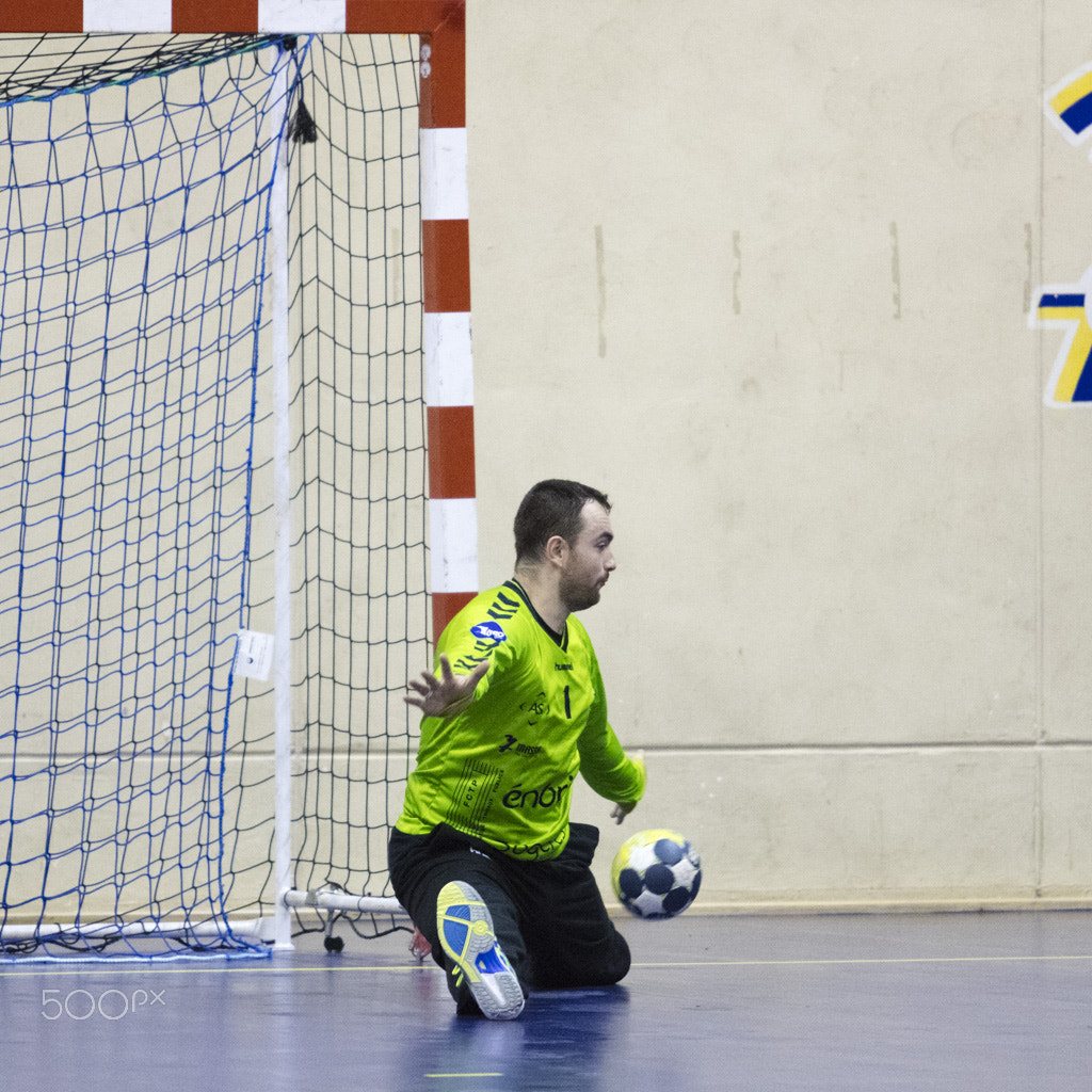 Canon EF 70-200mm F2.8L USM sample photo. Arrêt du gardien du massy essonne handball photography