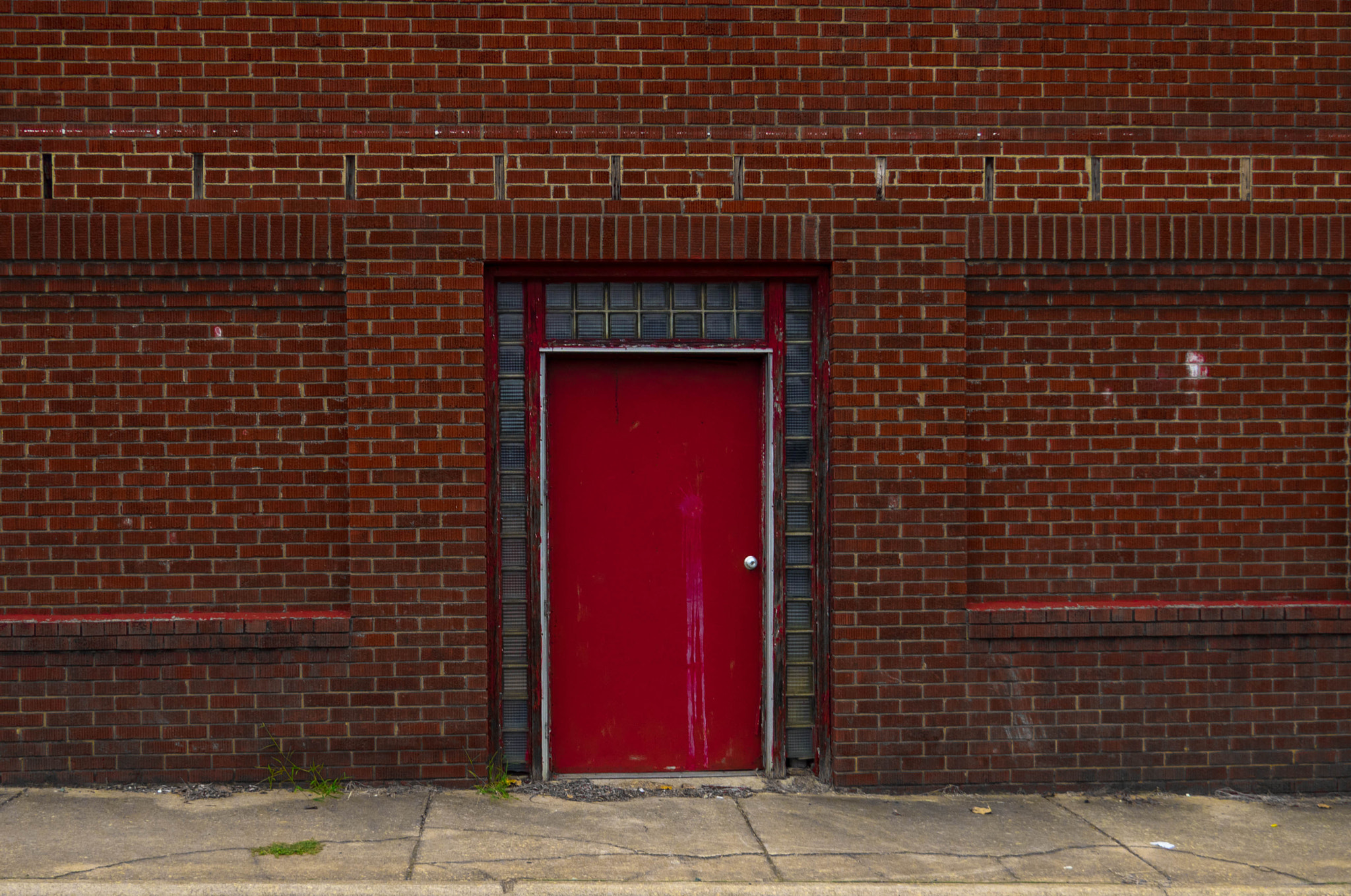 OLYMPUS M.14-150mm F4.0-5.6 II sample photo. Red door photography