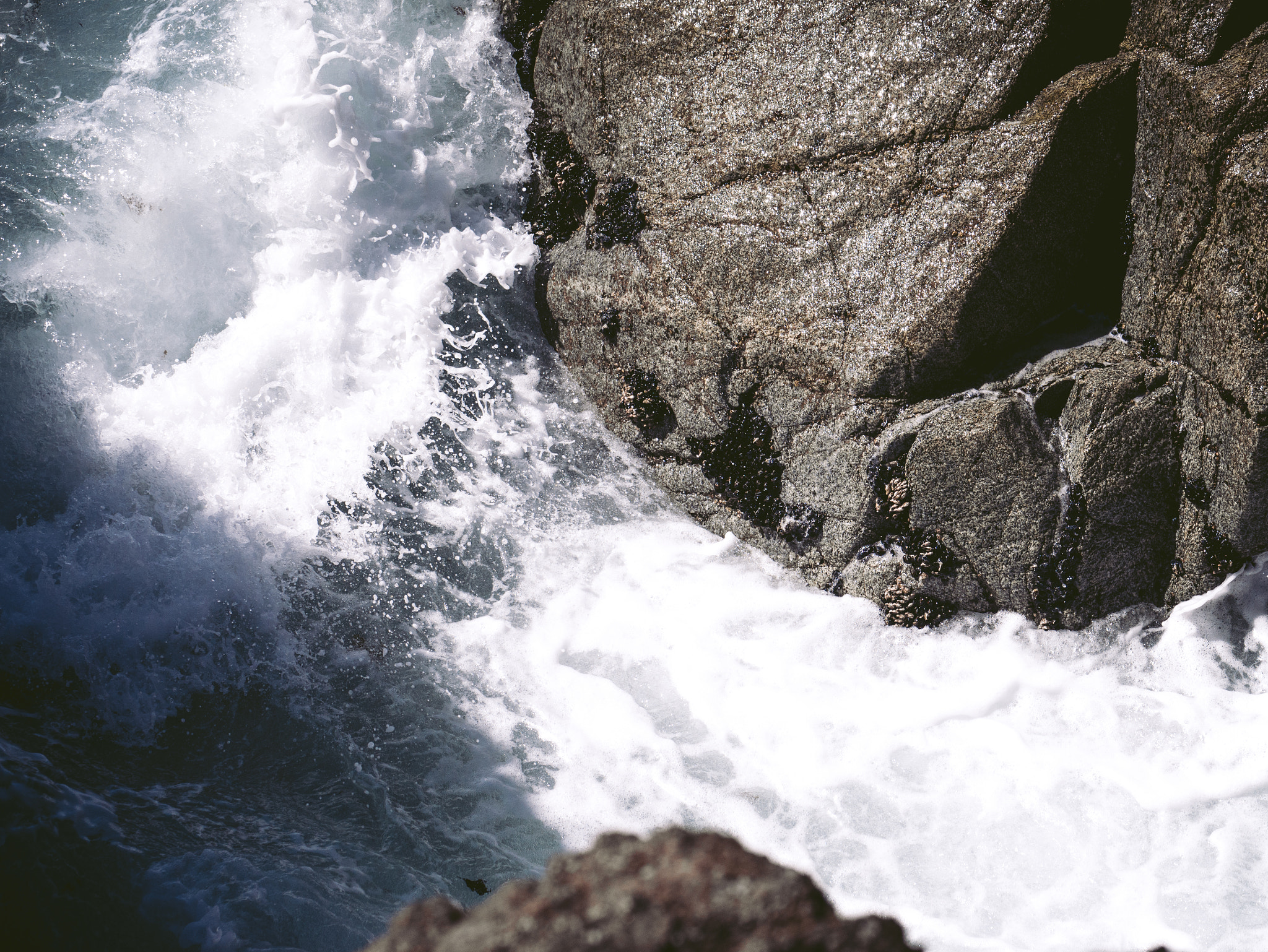 Panasonic Lumix G 42.5mm F1.7 ASPH Power OIS sample photo. On the rocks photography