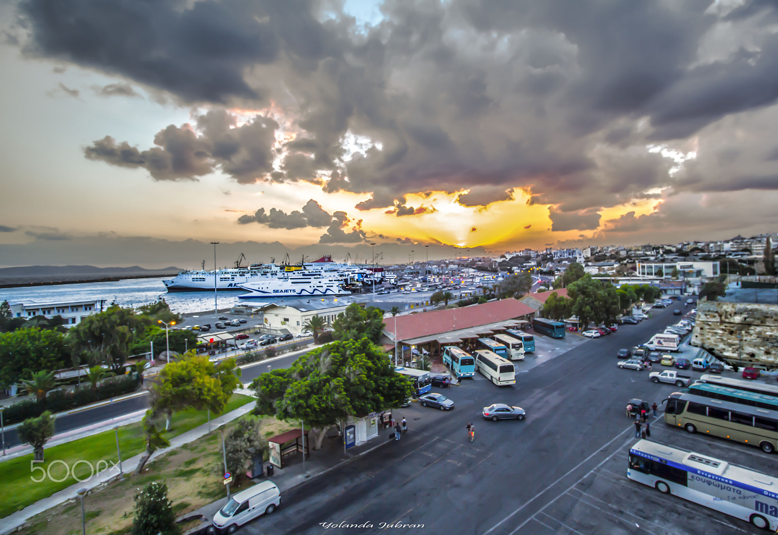 Canon EOS 650D (EOS Rebel T4i / EOS Kiss X6i) + Canon EF-S 10-18mm F4.5–5.6 IS STM sample photo. Dramatic sunrise in heraklion in crete photography