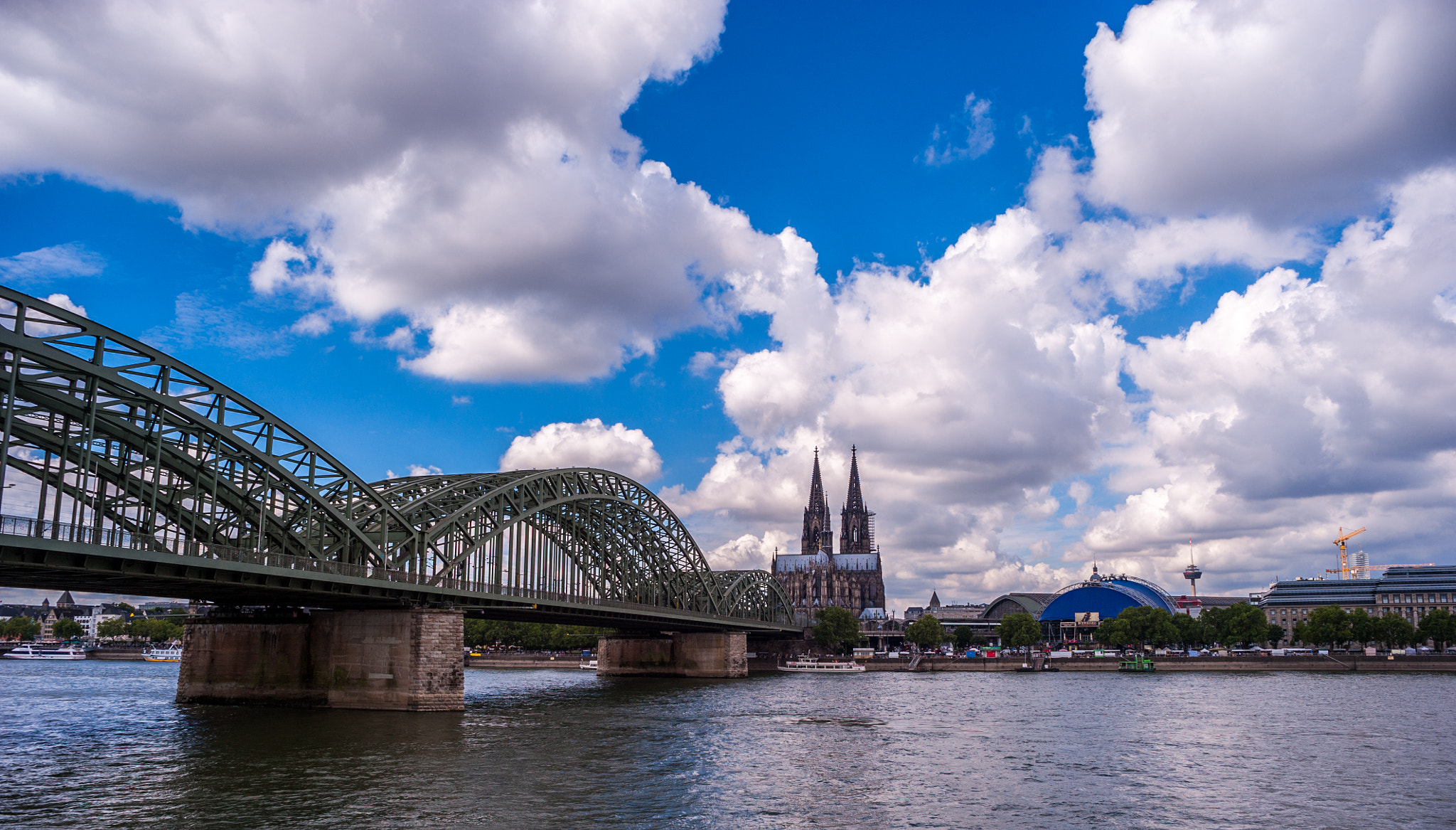 Nikon D700 + Sigma 24mm F2.8 Super Wide II Macro sample photo. Just cologne photography