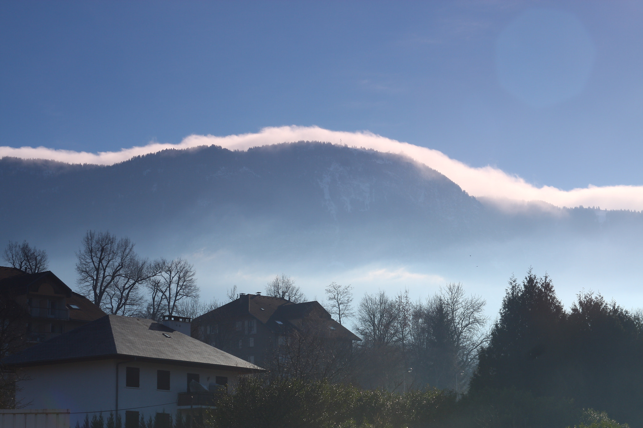 Canon EF 28-105mm f/3.5-4.5 USM sample photo. Par-dessus la montagne... les nuages photography