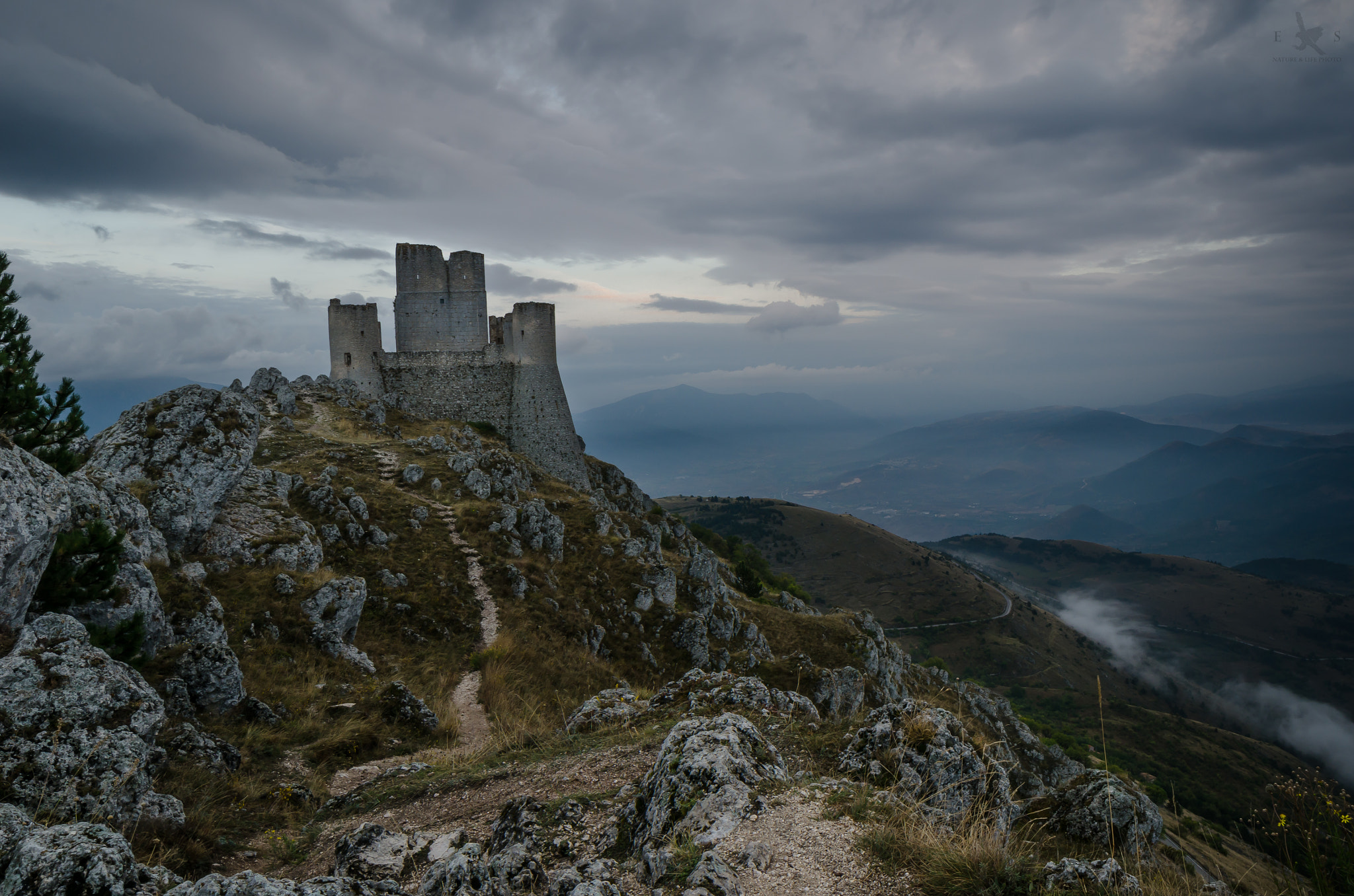 Samyang 14mm F2.8 ED AS IF UMC sample photo. The way to the castle photography