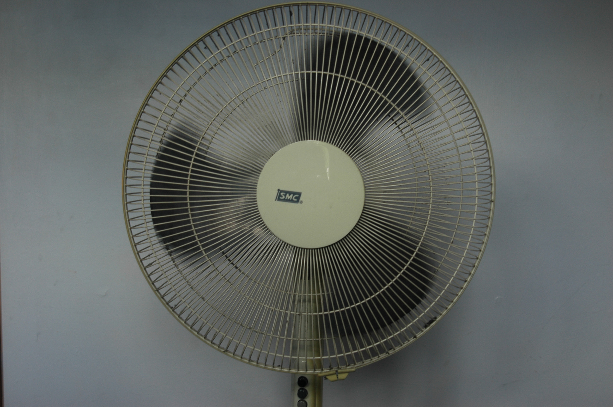 AF Zoom-Nikkor 24-120mm f/3.5-5.6D IF sample photo. Fan: rotating blades photography