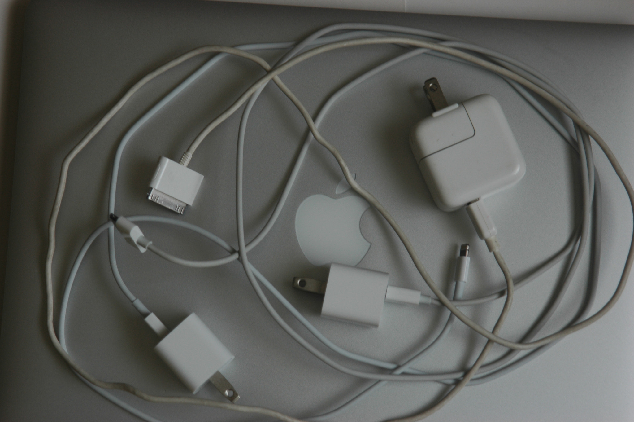AF Zoom-Nikkor 24-120mm f/3.5-5.6D IF sample photo. Tangled wires on apple computer photography