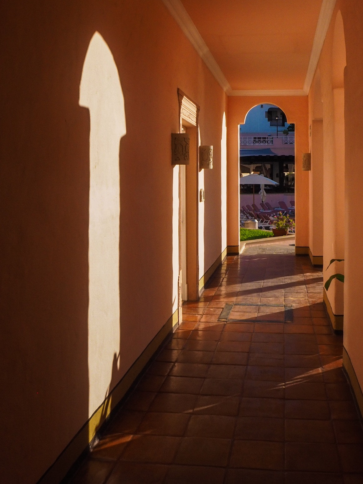 Olympus M.Zuiko Digital ED 14-42mm F3.5-5.6 EZ sample photo. Corridor light at the hotel, cabo san lucas, mx photography