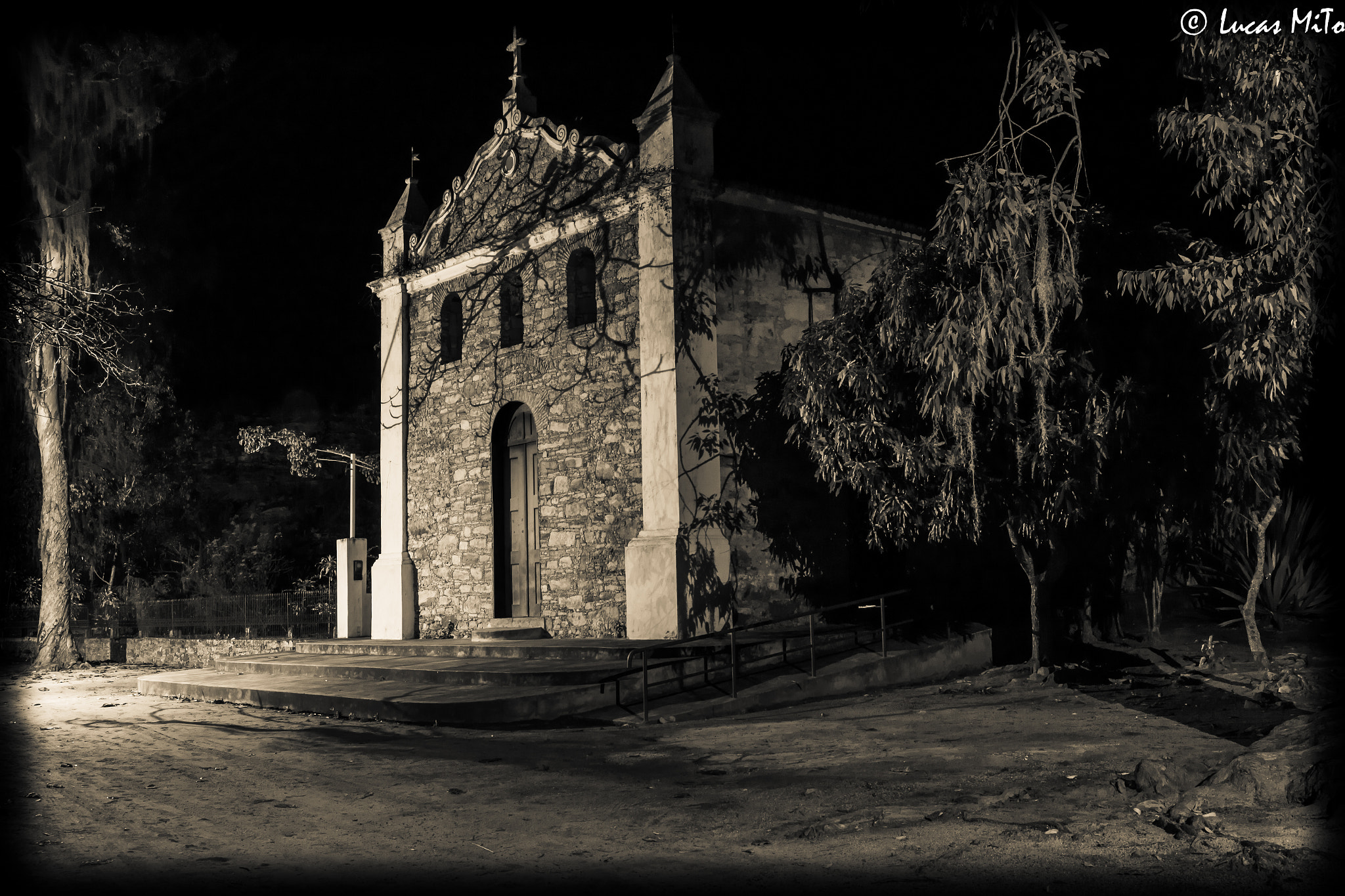 Canon EOS 100D (EOS Rebel SL1 / EOS Kiss X7) + Canon EF 17-40mm F4L USM sample photo. Igreja de igatu noite photography