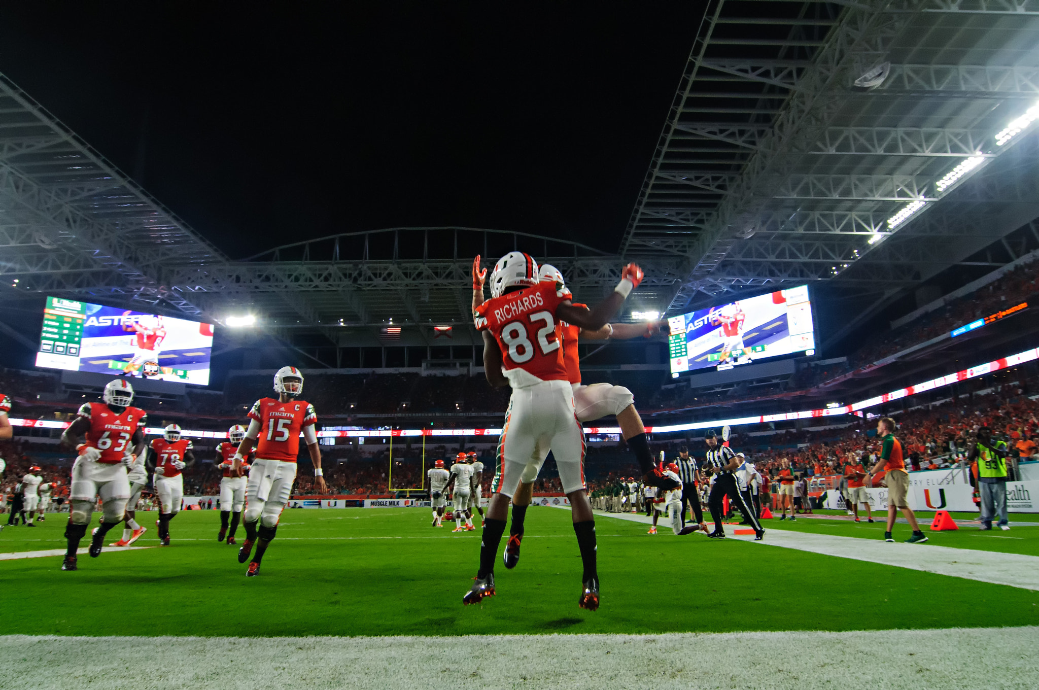 Tokina AT-X Pro 12-24mm F4 (IF) DX sample photo. Miami hurricanes offense celebrates ahmmon richards touchdown photography