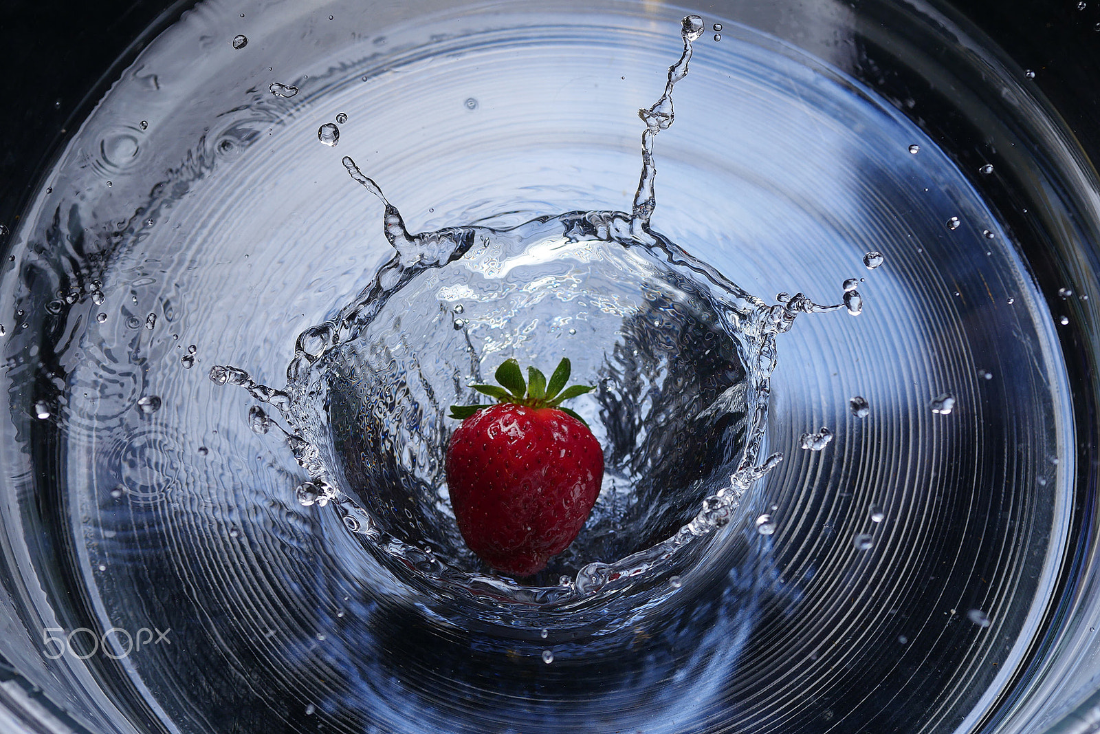Panasonic Lumix DMC-GX8 + Panasonic Leica DG Summilux 25mm F1.4 II ASPH sample photo. Strawberry spish splash photography