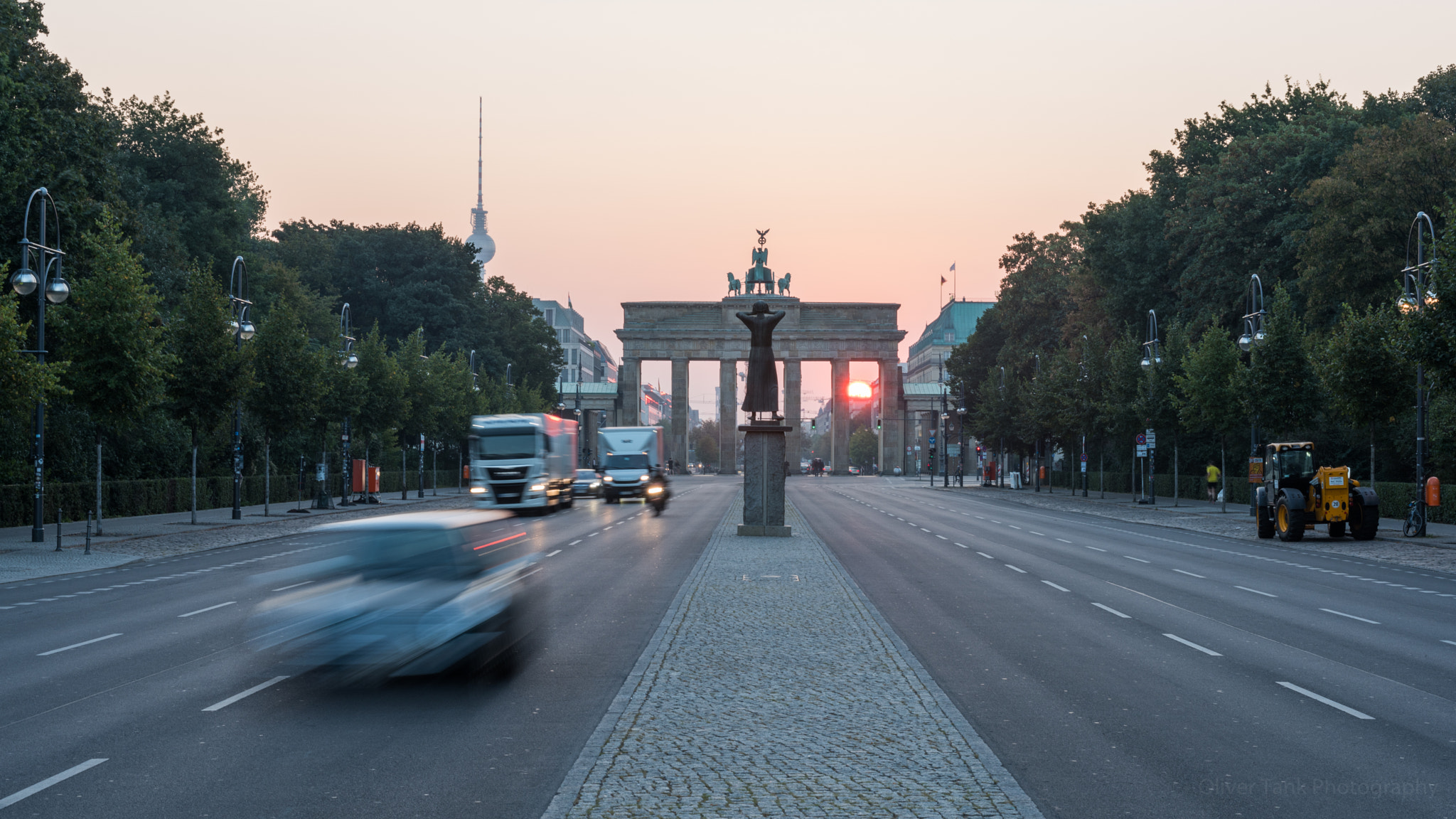 Pentax K-1 + Pentax smc DA* 55mm F1.4 SDM sample photo. Sonnenaufgang brandenburgertor photography