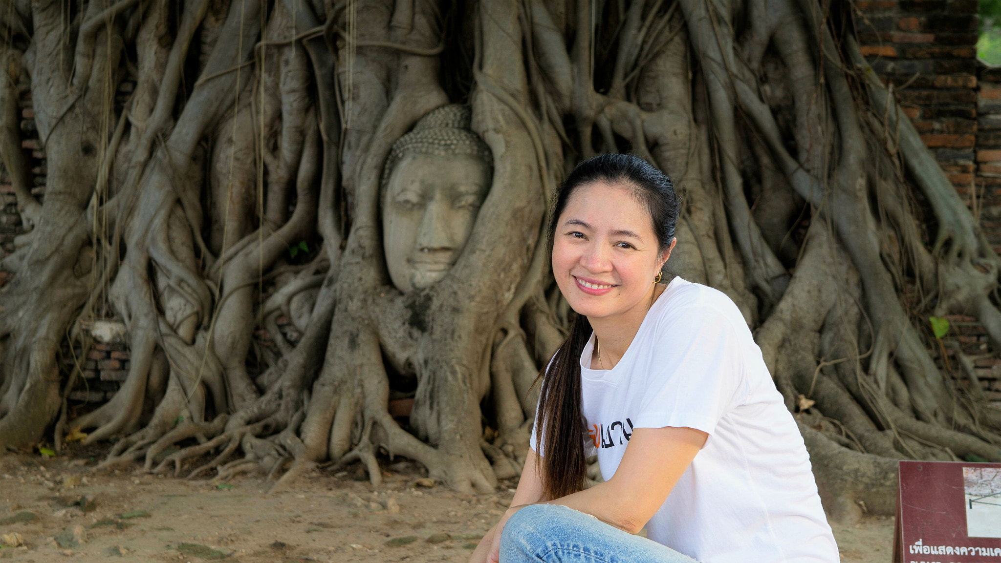 Sony a5100 + Sony Distagon T* FE 35mm F1.4 ZA sample photo. Young asia girl smiling in front of ancient place photography