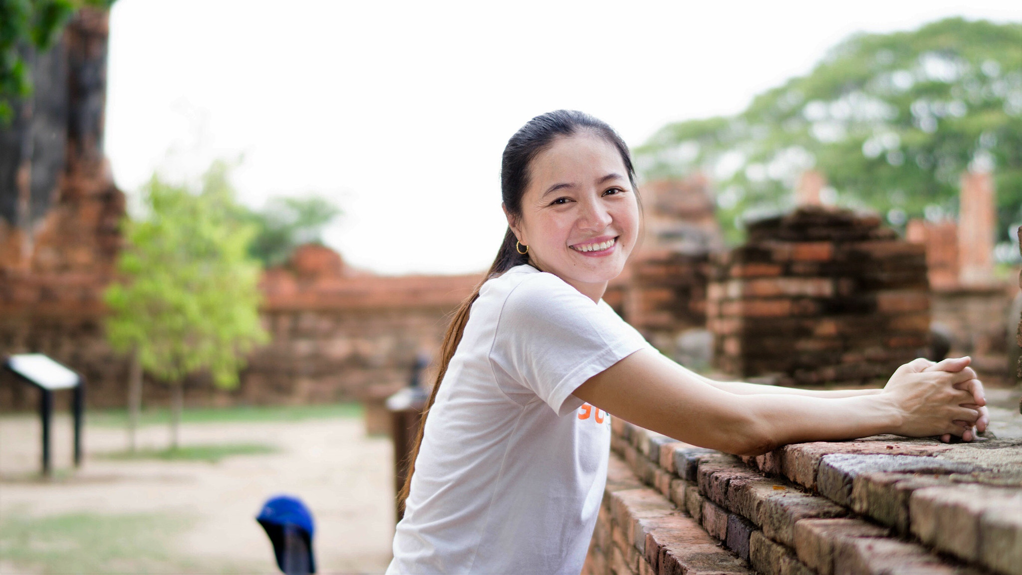 Sony a5100 + Sony Distagon T* FE 35mm F1.4 ZA sample photo. Young asia women smiling with happiness photography