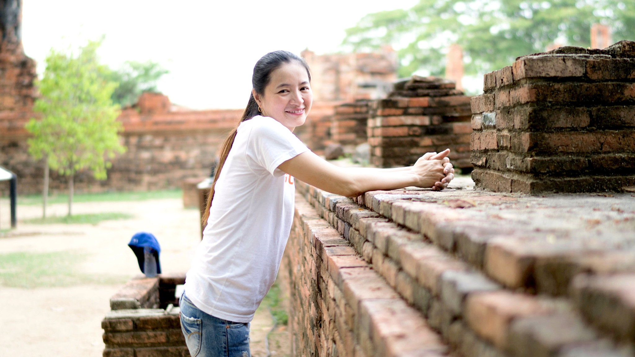 Sony a5100 + Sony Distagon T* FE 35mm F1.4 ZA sample photo. Young asian girl portrait in temple photography