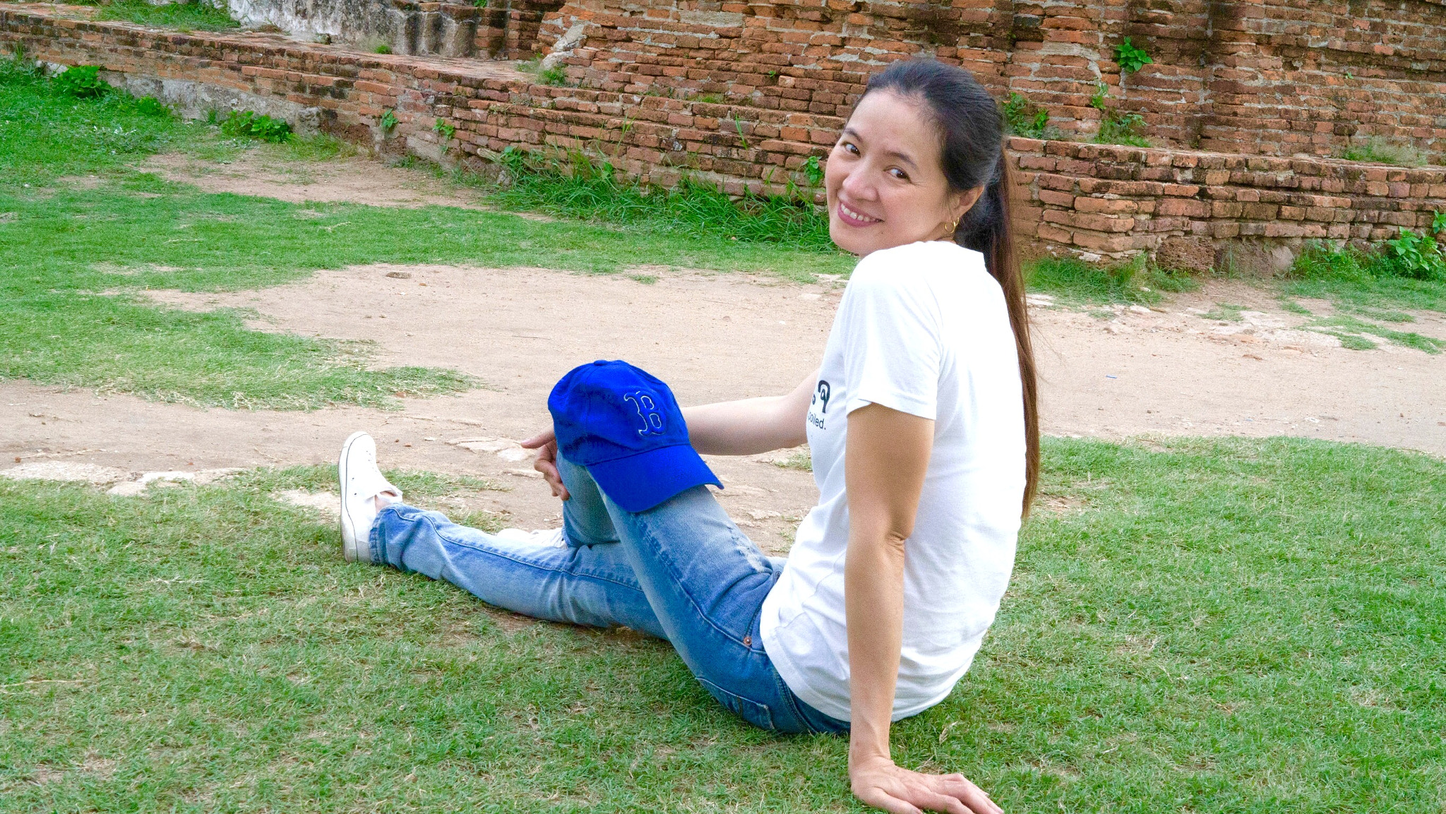 Sony a5100 + Sony Distagon T* FE 35mm F1.4 ZA sample photo. Portrait of young asian girl smile with happiness photography