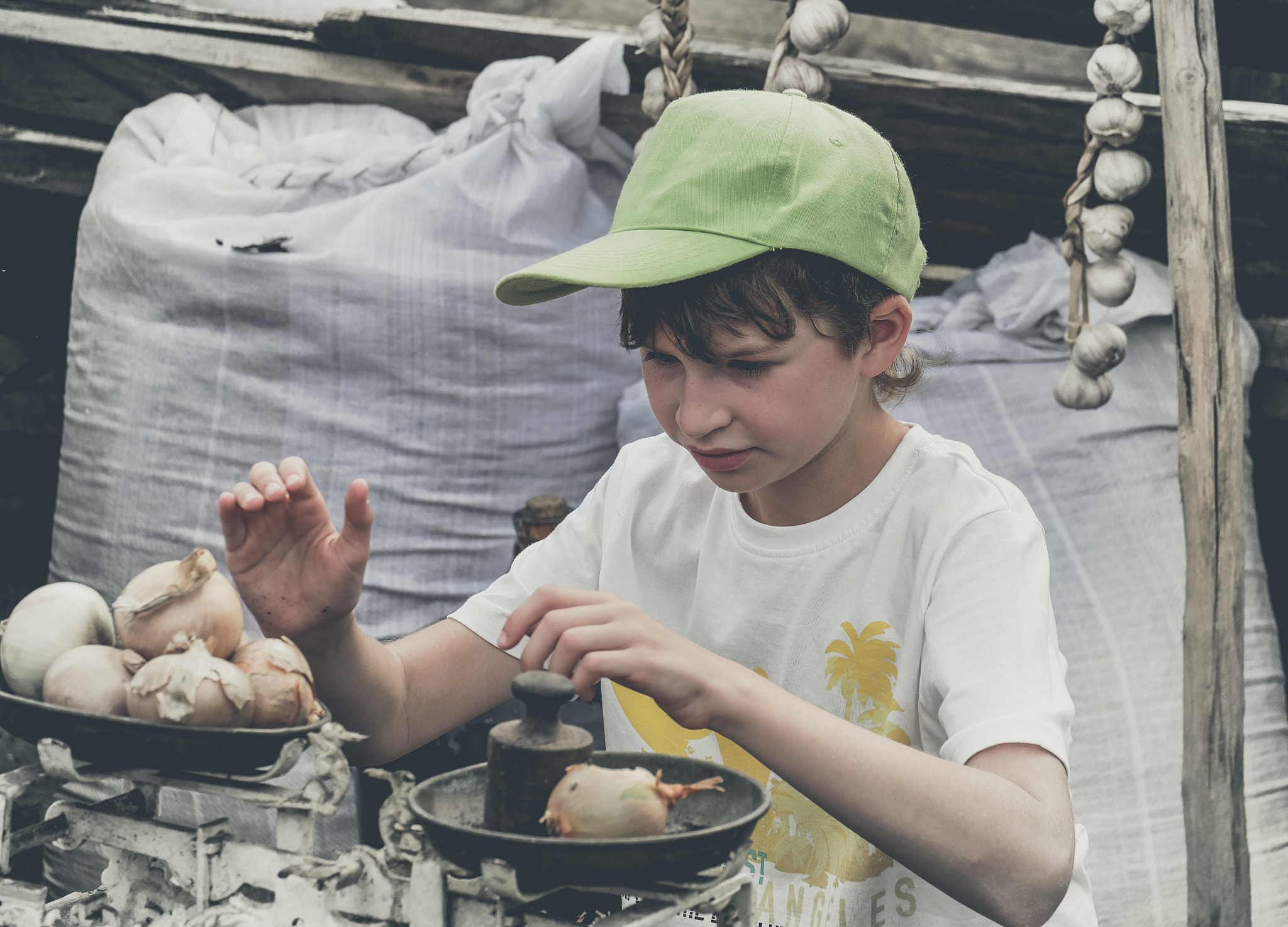 Fujifilm X-A1 + Fujifilm XC 50-230mm F4.5-6.7 OIS sample photo. Salesman :) photography