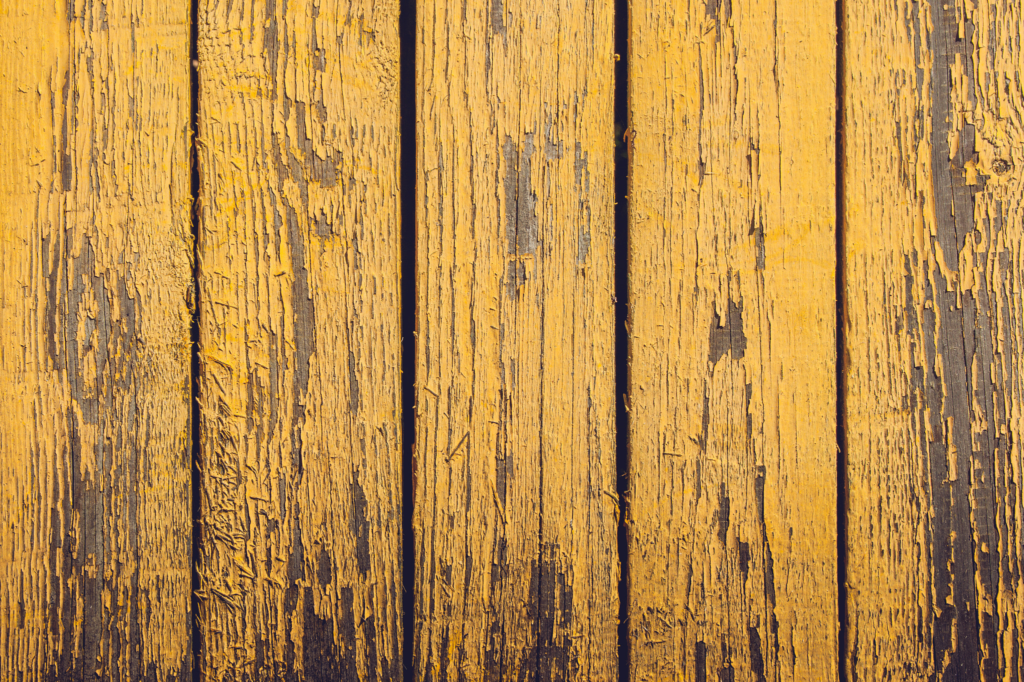 Sony 70-400mm F4-5.6 G SSM II sample photo. Yellow wooden planks with peeling paint photography