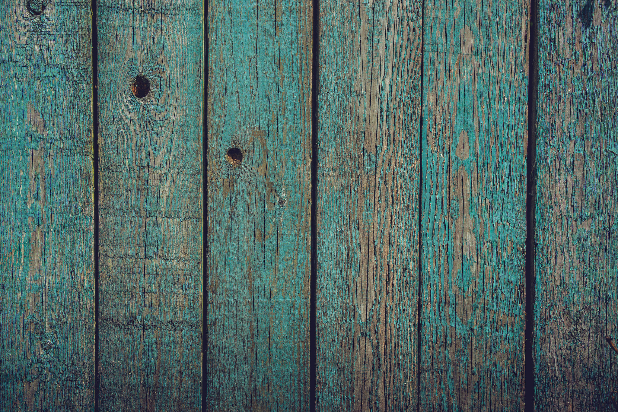 Sony 70-400mm F4-5.6 G SSM II sample photo. Wood planks with blue paint photography