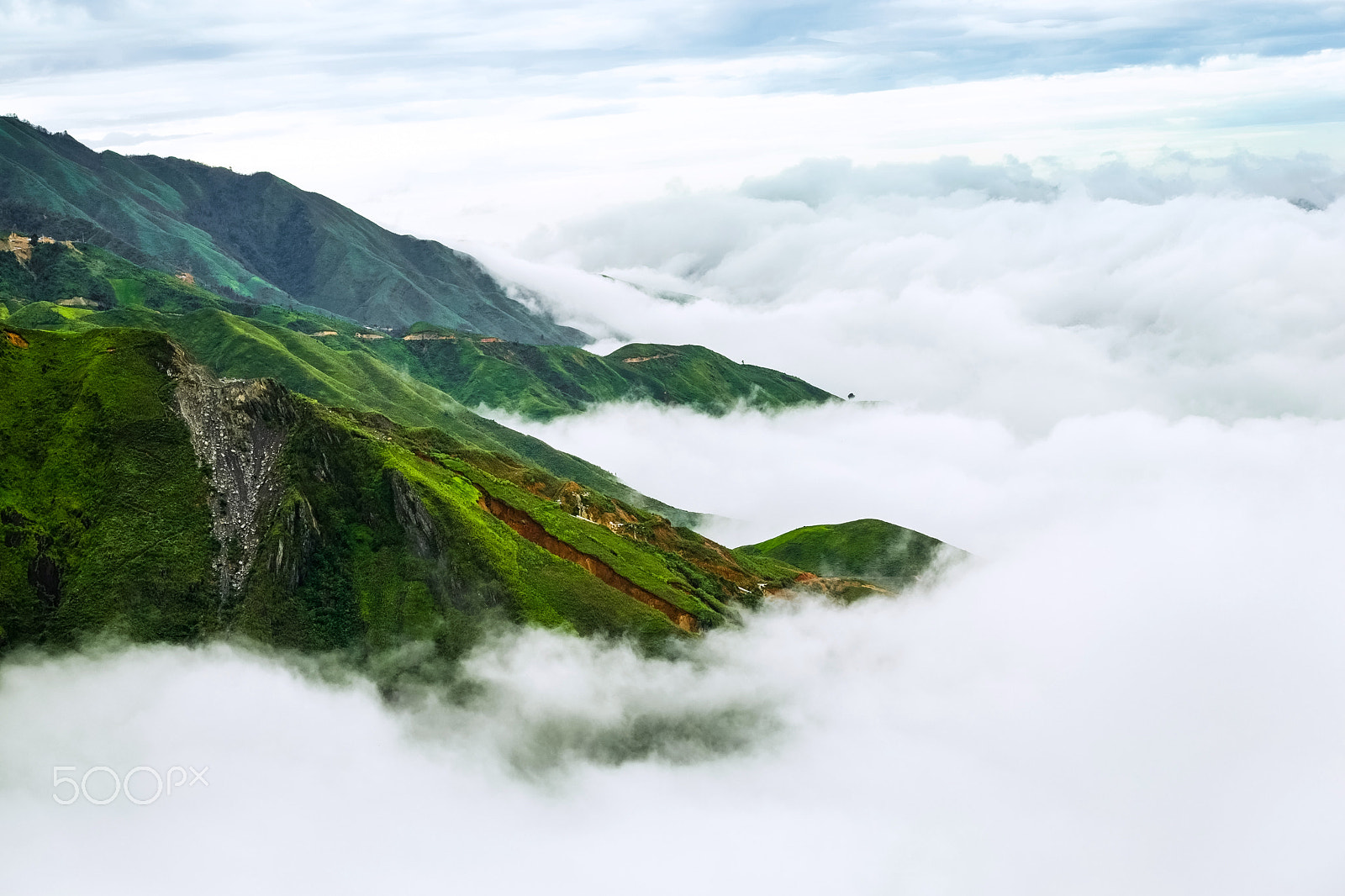Fujifilm X-E1 + Fujifilm XF 55-200mm F3.5-4.8 R LM OIS sample photo. Beautiful landscape on the mountain above clouds photography