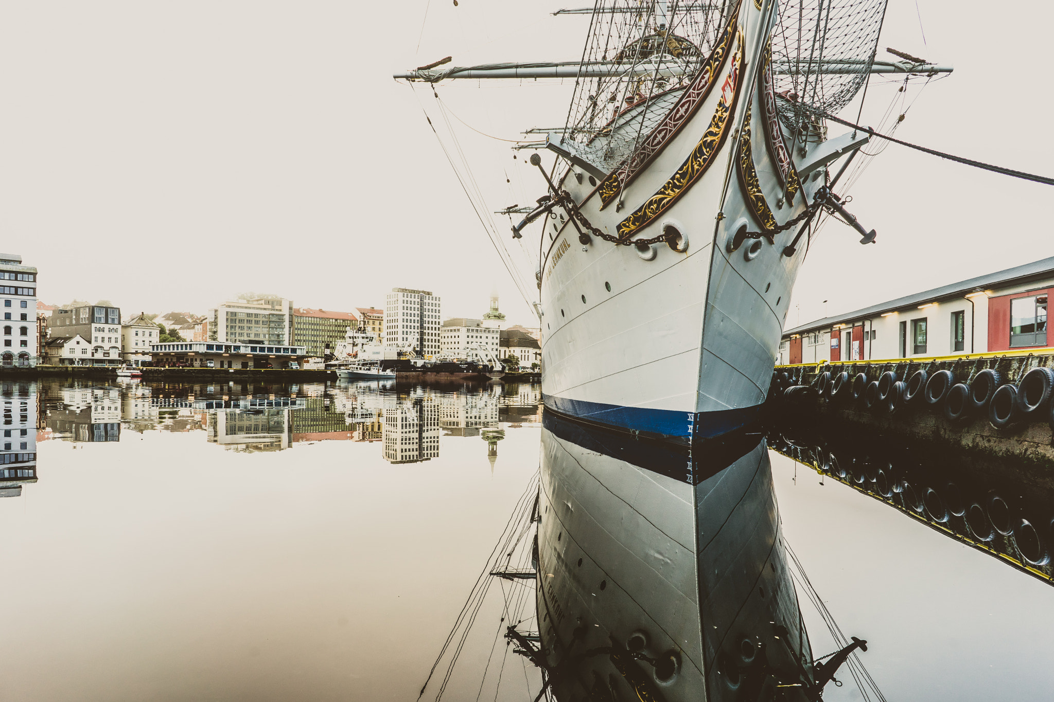 Sony a7 + FE 21mm F2.8 sample photo. Big boat photography