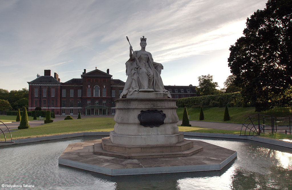Canon EOS 450D (EOS Rebel XSi / EOS Kiss X2) + Canon EF 17-40mm F4L USM sample photo. Kensington palace in the evening photography