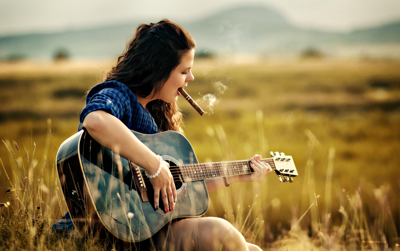 Nikon D5000 + Nikon AF-S Nikkor 85mm F1.8G sample photo. Girl with guitar and cigar photography