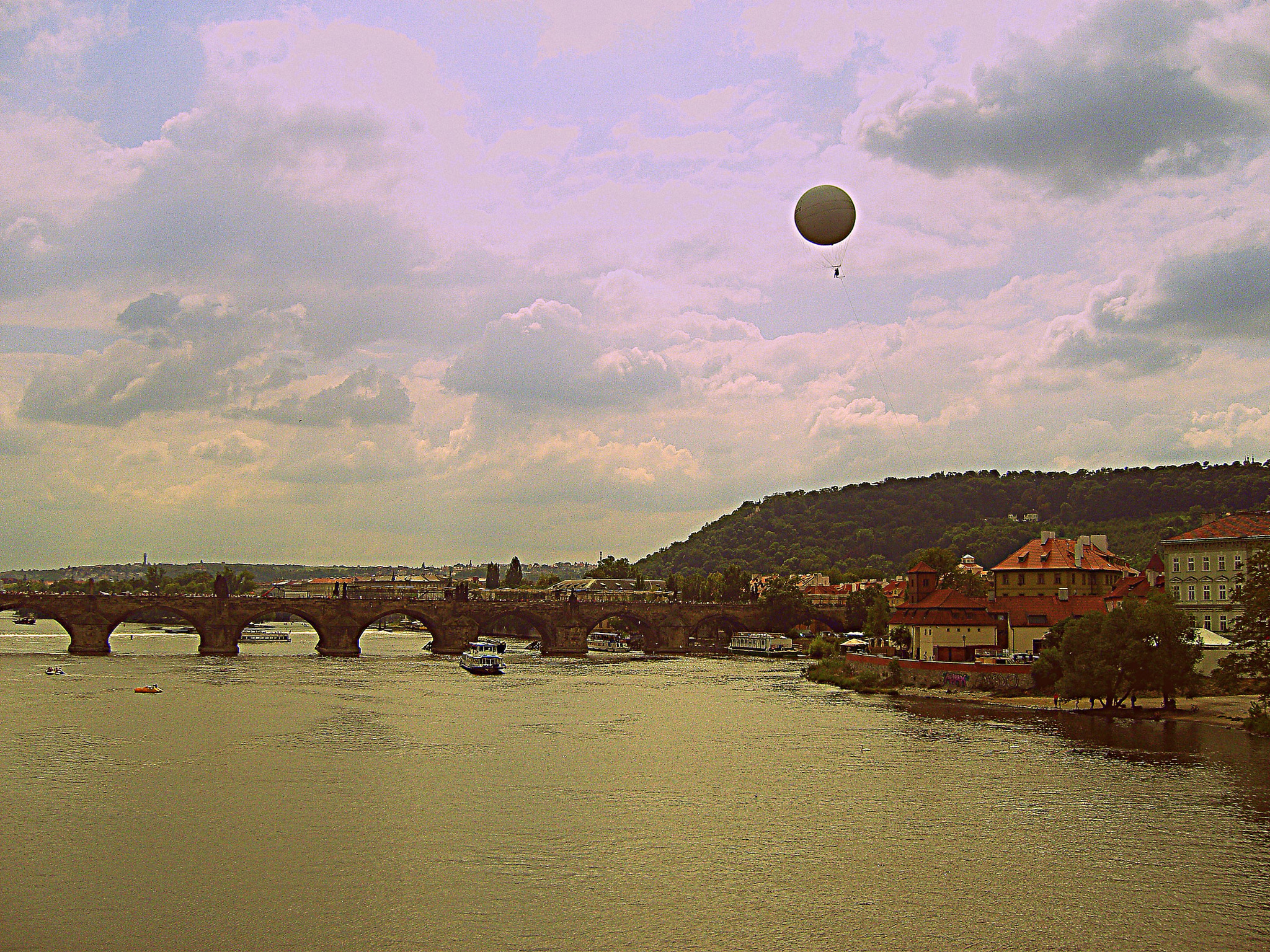 Samsung NV8 , VLUU NV8 sample photo. Praque - the golden city photography