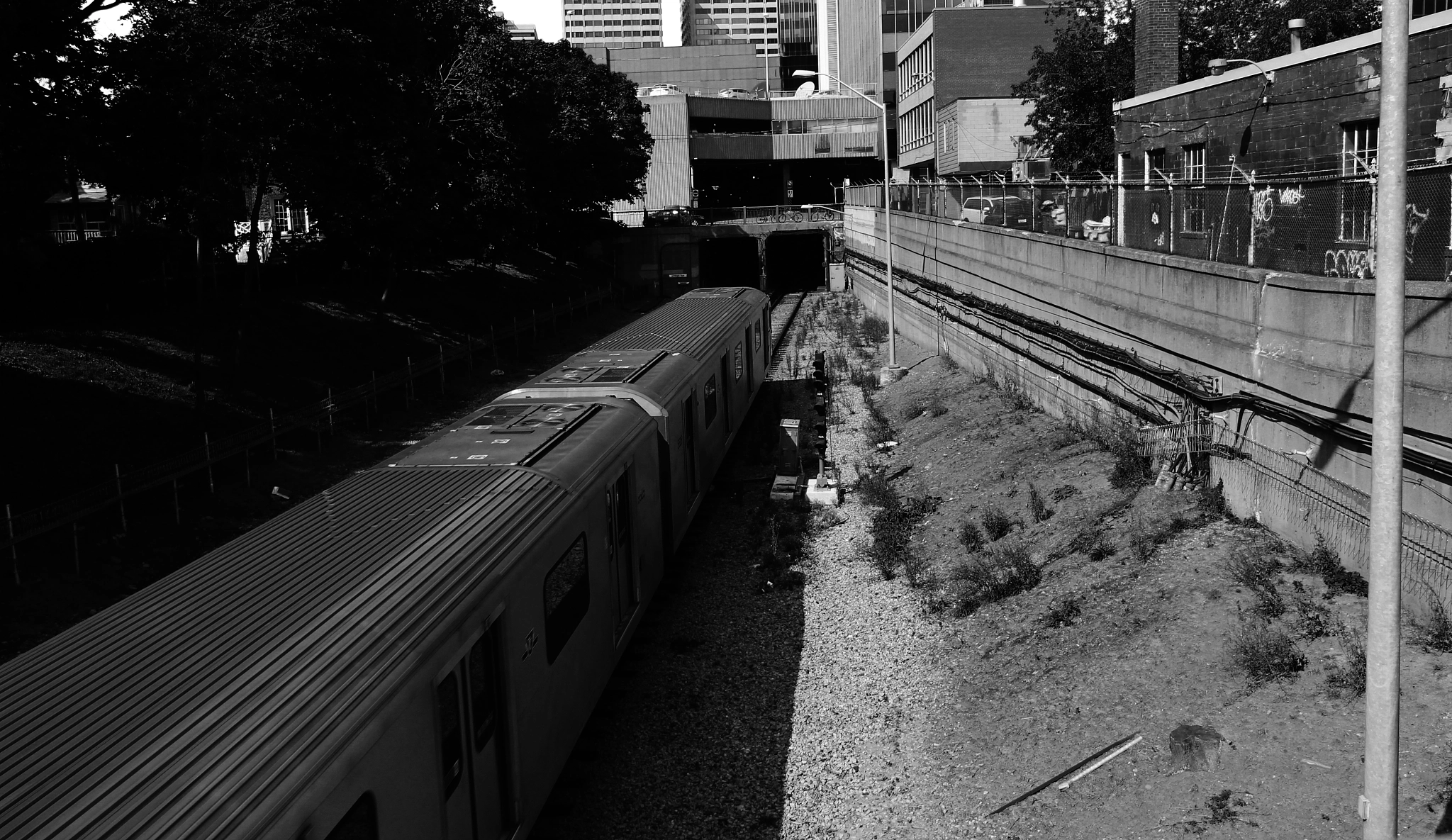 Canon EOS 1200D (EOS Rebel T5 / EOS Kiss X70 / EOS Hi) sample photo. Train in the city photography