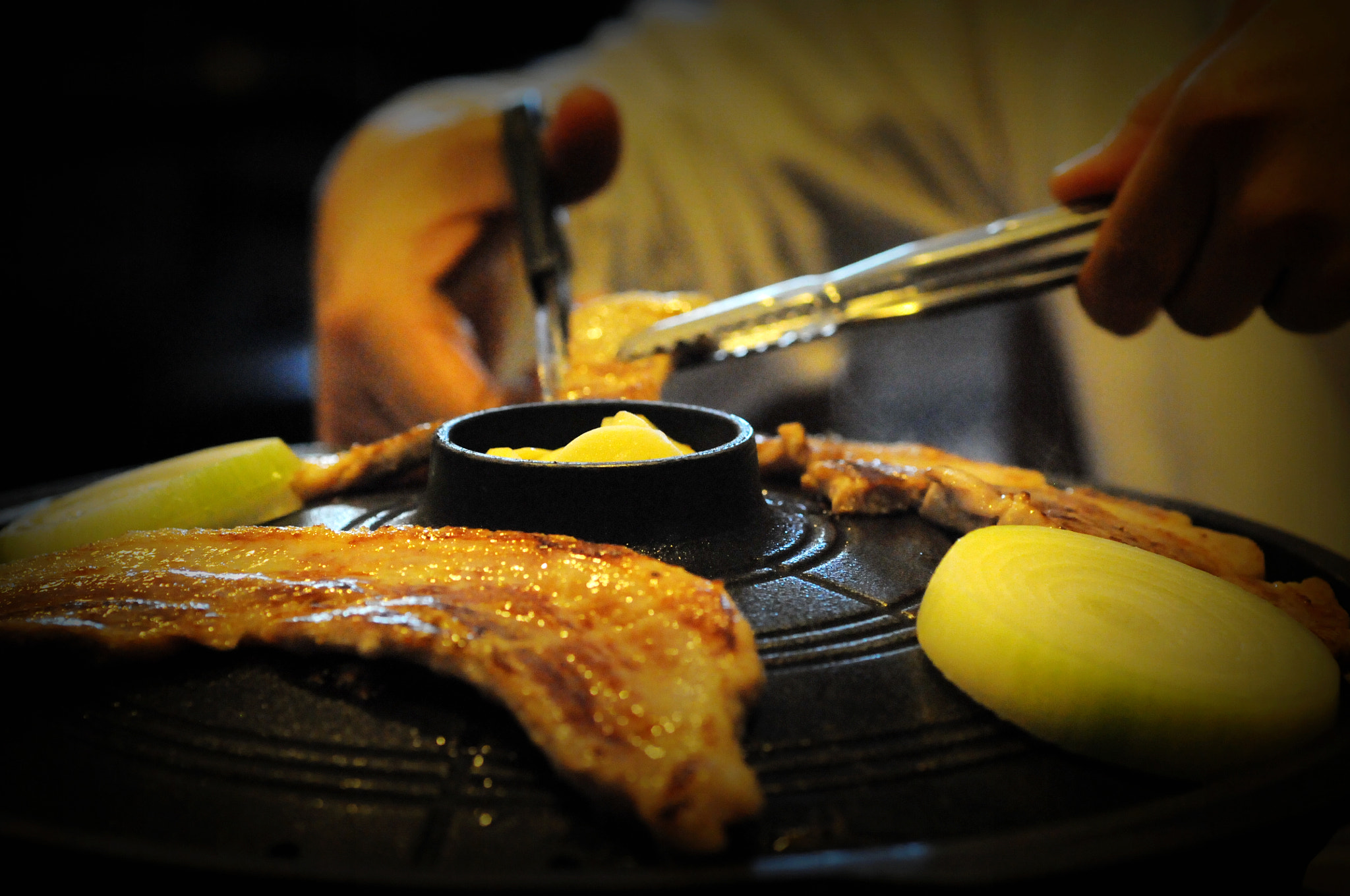 Nikon D300S + Nikon AF Micro-Nikkor 60mm F2.8D sample photo. Korean barbecue photography