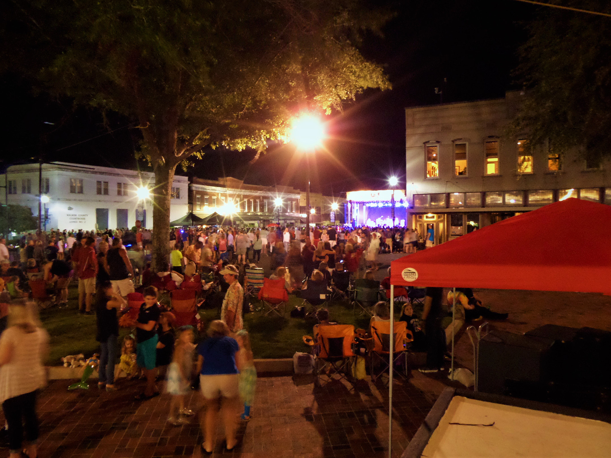 Samsung WB200F/WB201F/WB202F sample photo. Big crowd small town photography