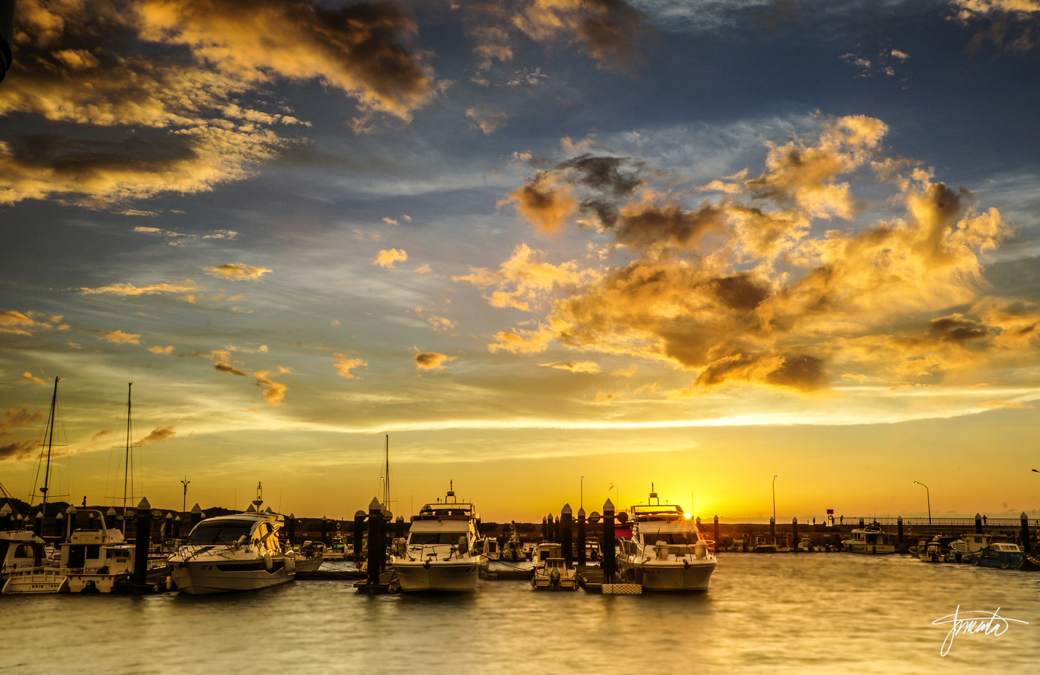 Sony DT 16-105mm F3.5-5.6 sample photo. Sunset before storm photography