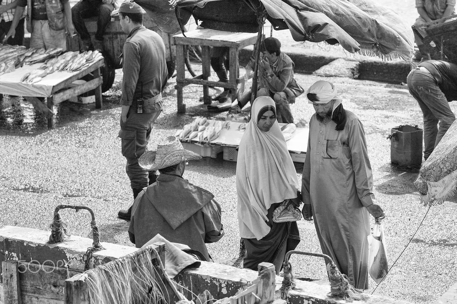 Leica M9 + Elmarit-M 135mm f/2.8 (I/II) sample photo. Couple buying fish photography