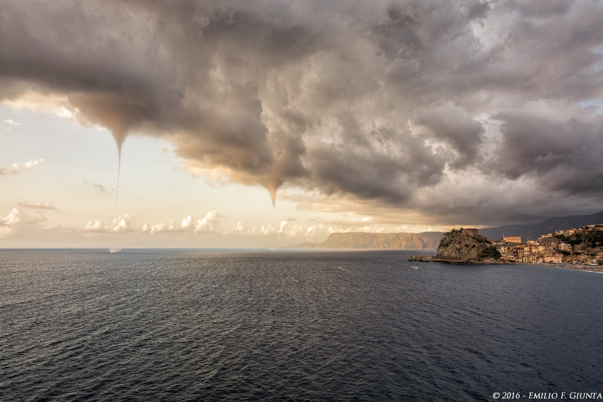 Nikon D5200 + Tokina AT-X 12-28mm F4 Pro DX sample photo. Waterspouts in scilla, italy photography