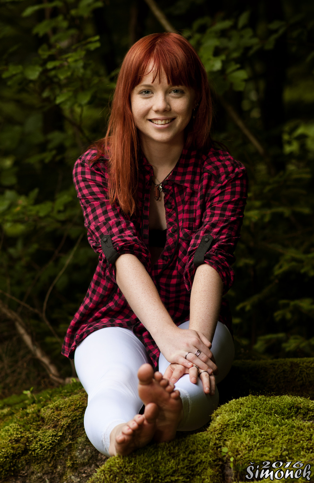 Nikon D300 + Nikon AF-S Nikkor 85mm F1.8G sample photo. "girl in the woods" photography