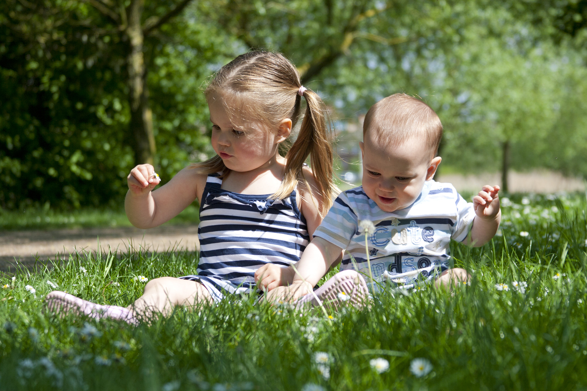 Canon EF 28-135mm F3.5-5.6 IS USM sample photo. Sibling love photography