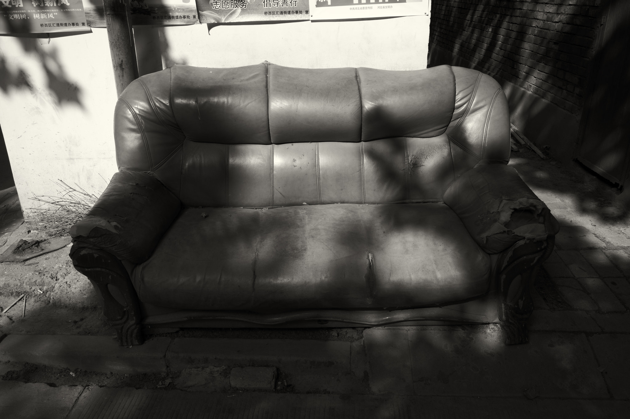 Leica Summicron-M 28mm F2 ASPH sample photo. Waiting like an empty sofa photography