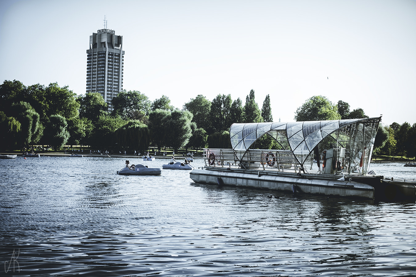 Fujifilm X-M1 + Fujifilm XF 35mm F1.4 R sample photo. Hyde park photography