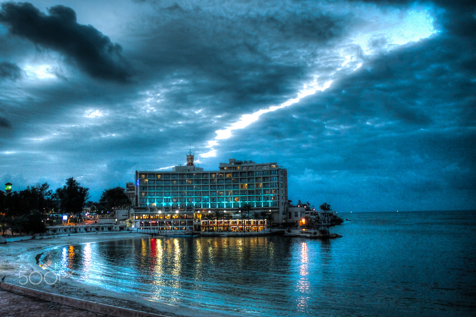 Canon EOS 500D (EOS Rebel T1i / EOS Kiss X3) sample photo. Hotel by the sea photography