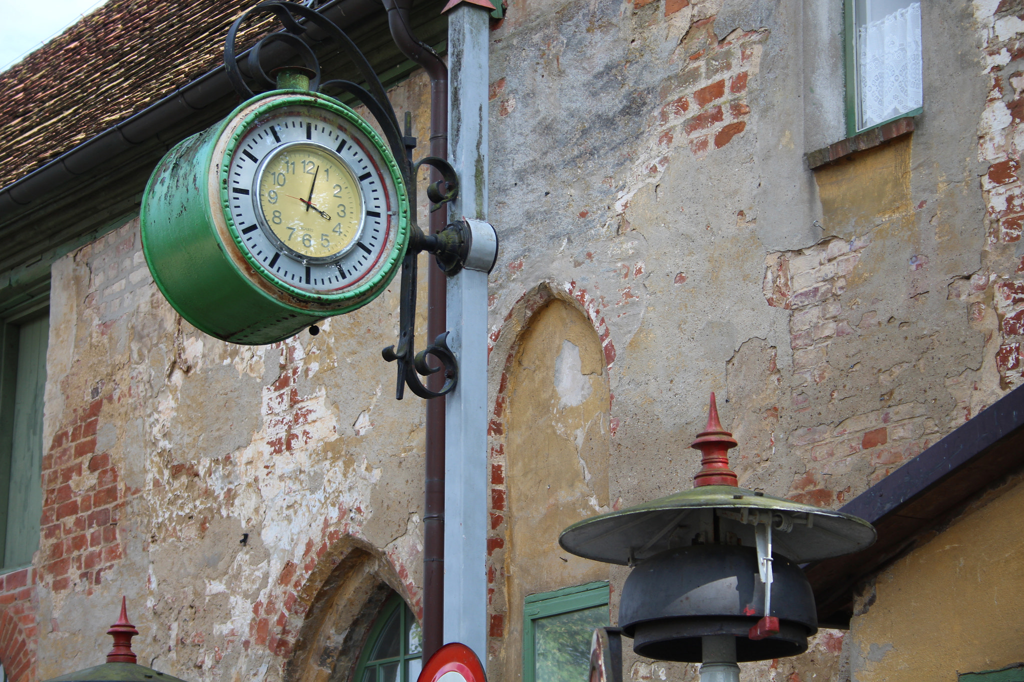 Canon EF-S 18-55mm F3.5-5.6 II sample photo. Clock near dargun castle photography