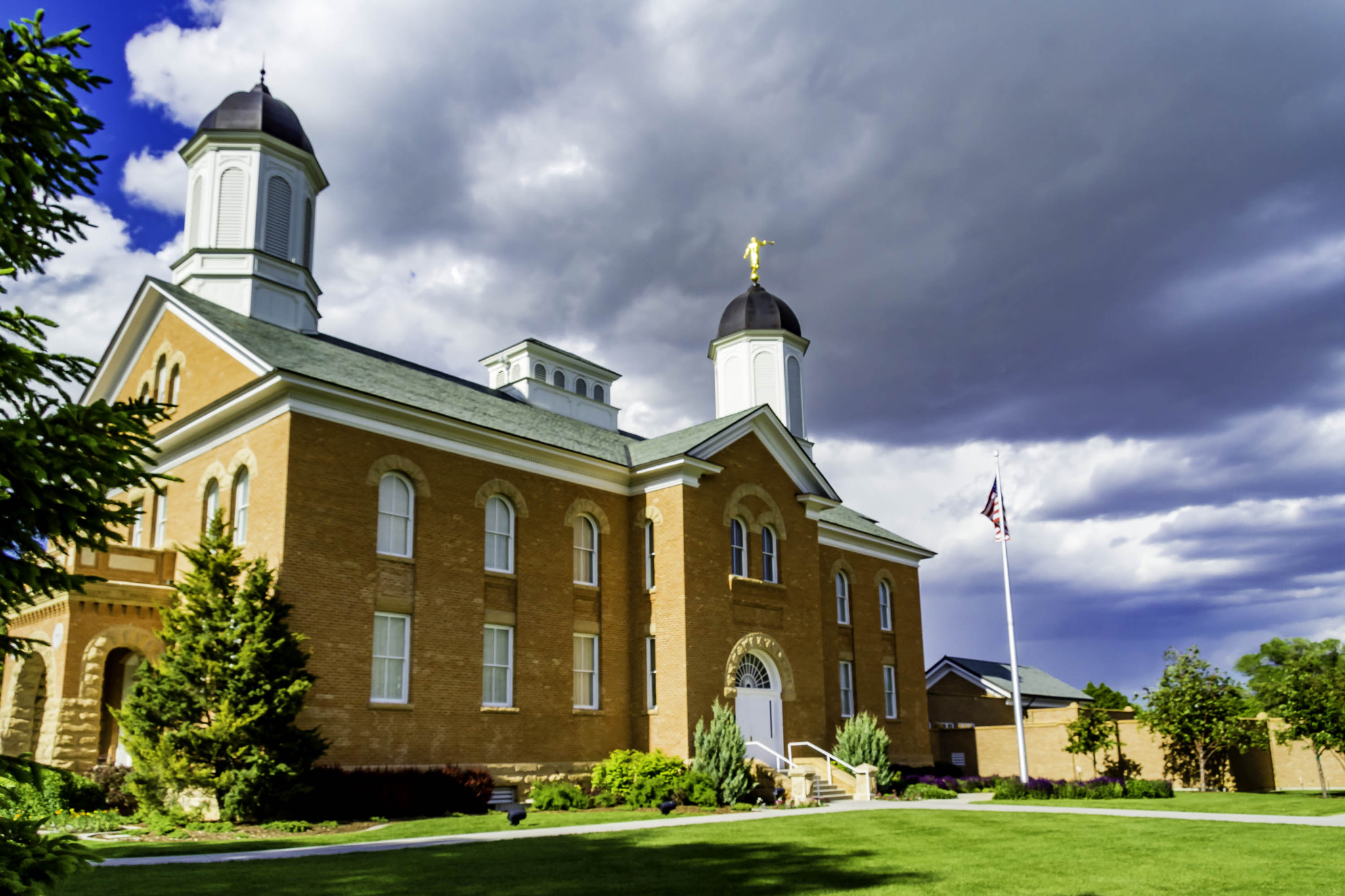 Canon EF-S 17-85mm F4-5.6 IS USM sample photo. Light overcomes darkness photography