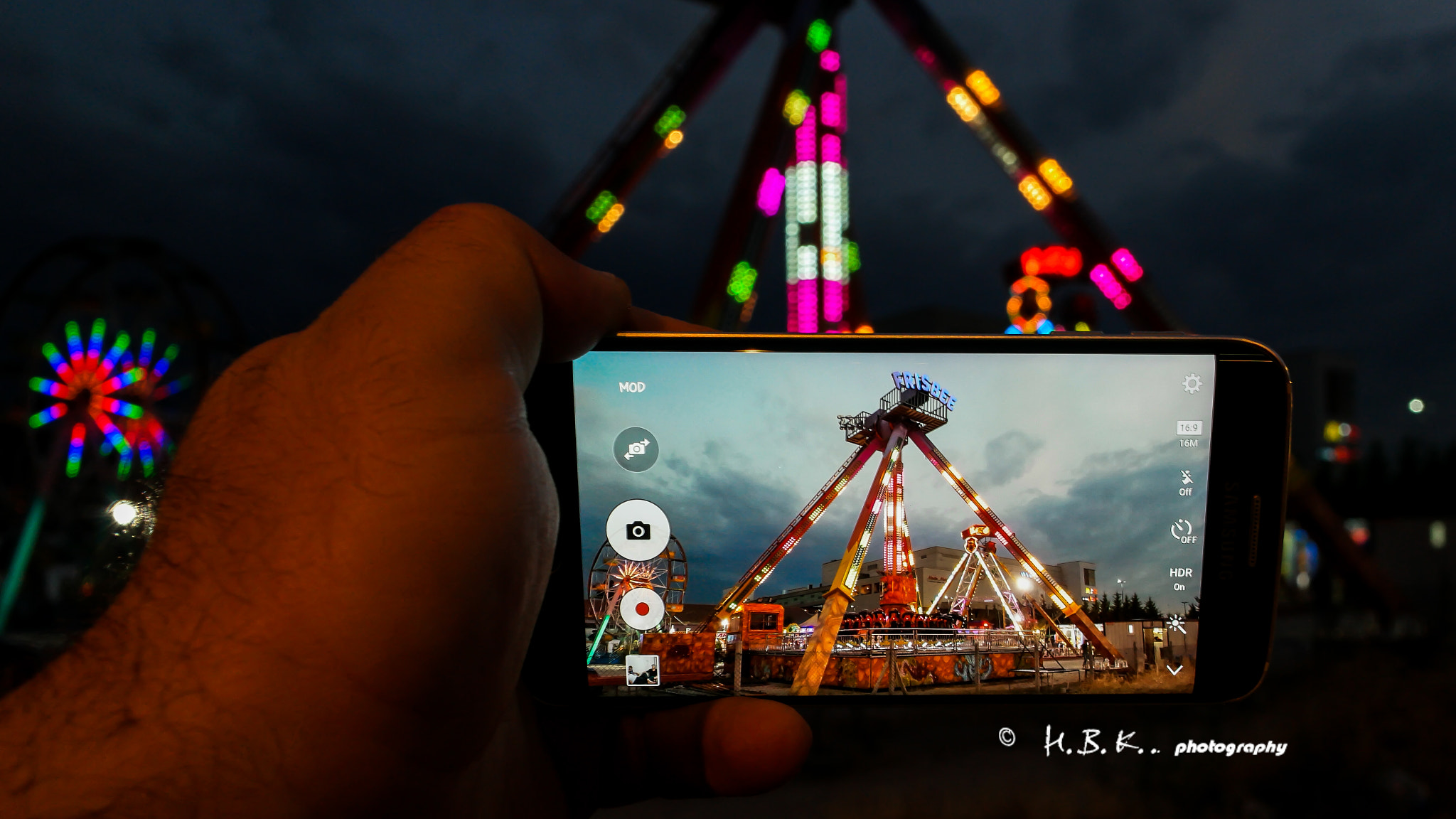 Samsung NX500 + NX 16mm F2.4 sample photo. The world on my phone photography