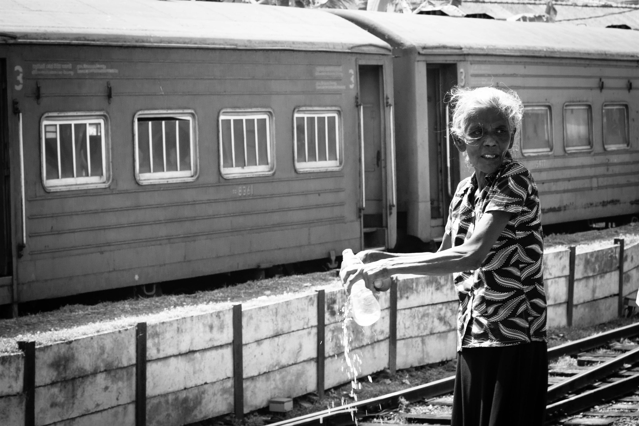 Canon EOS 450D (EOS Rebel XSi / EOS Kiss X2) + Canon EF 70-200mm F2.8L USM sample photo. Old woman waiting at galle train station photography