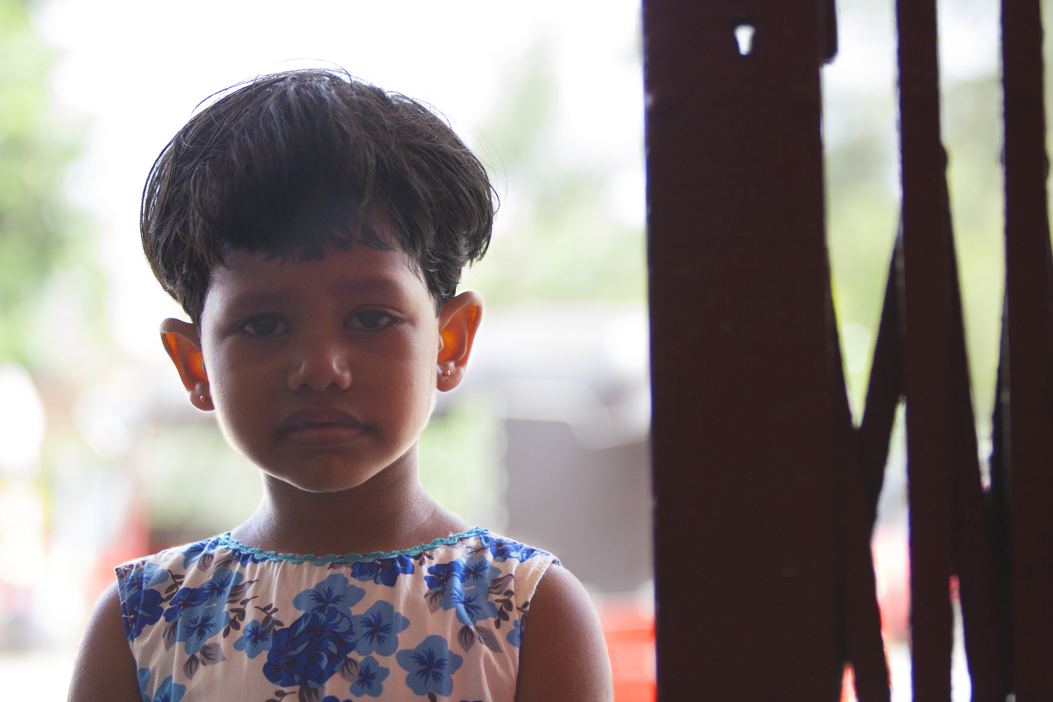 Canon EF 70-200mm F2.8L USM sample photo. Crying girl in galle train station photography